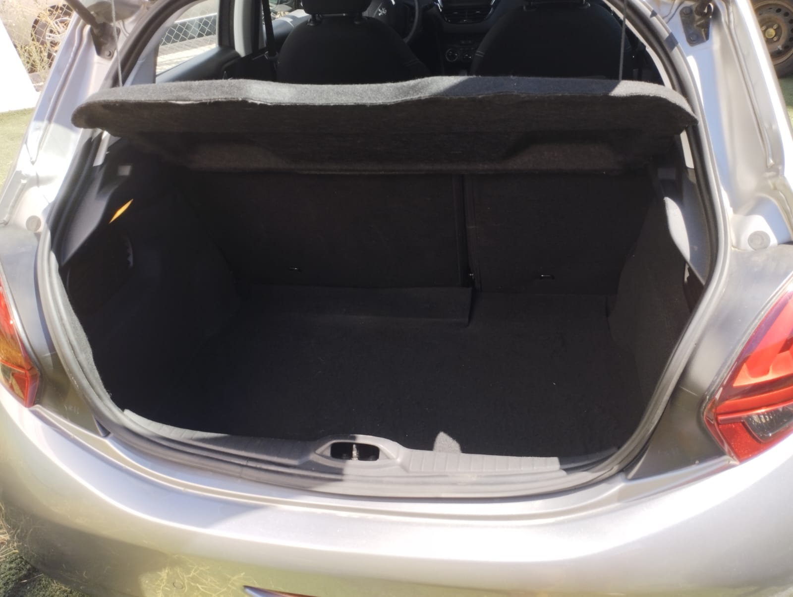 Peugeot 208 mit Kindersitz