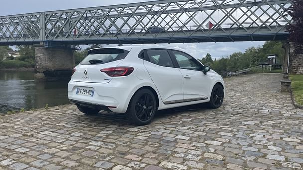 Renault Clio E-tech Louez la Renault Clio 5 E-Tech Hybride 140cv – Éco, Technologie & Confort à Bordeaux ! avec Apple CarPlay