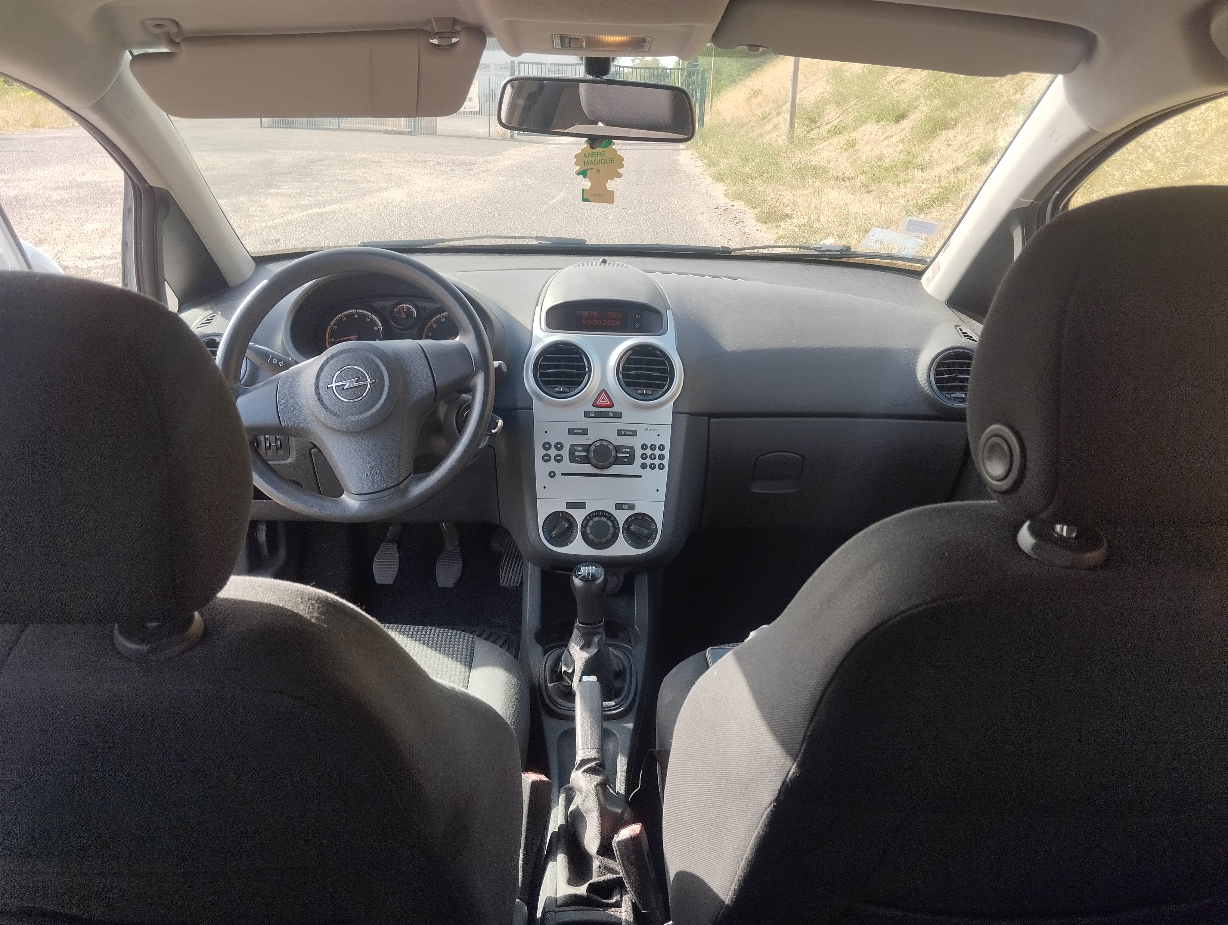 Opel Corsa avec Entrée audio / iPod