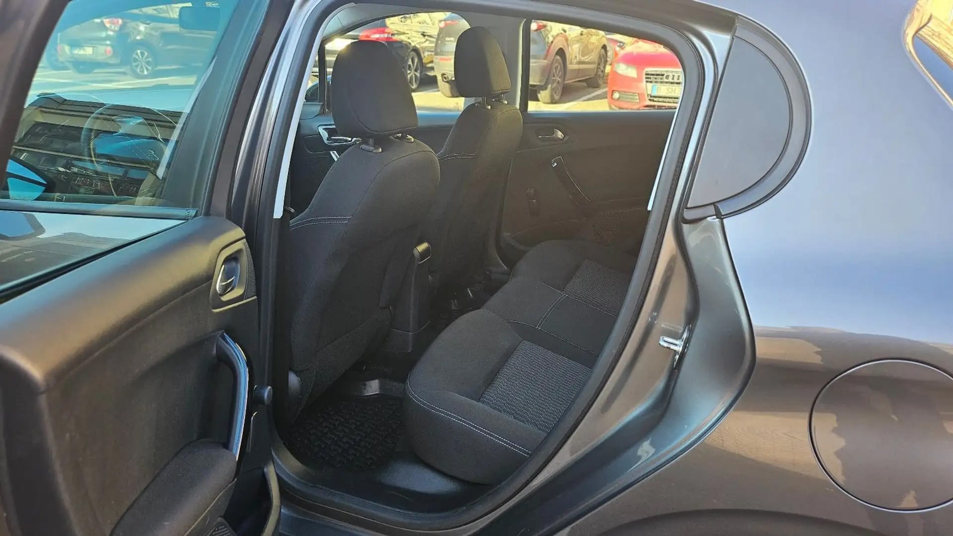 Peugeot 208 with Android Auto