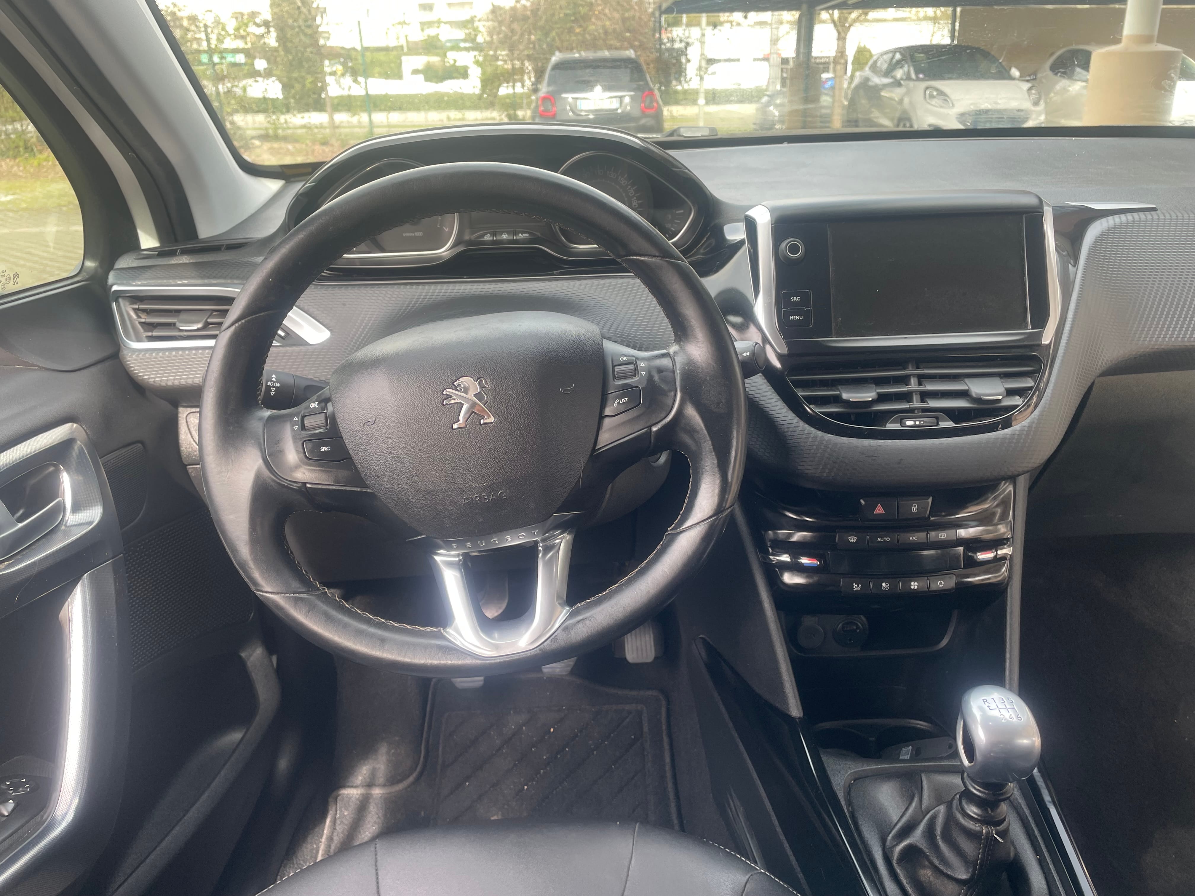 Peugeot 2008 1.2 essence boite 6 (2018) avec GPS