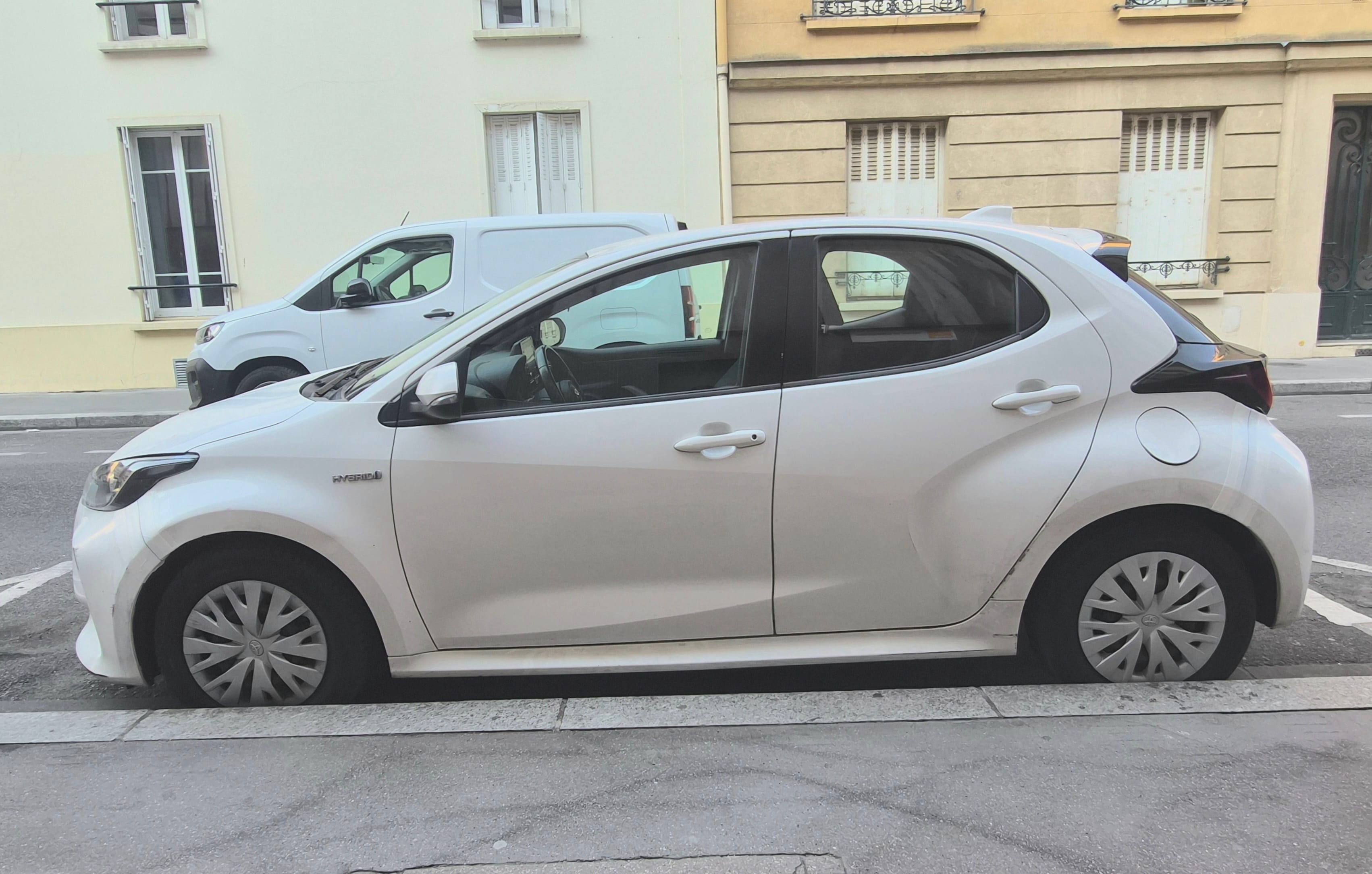 Toyota Yaris Hybride (FY662) (Clim, Bluetooth, connectivité smartphone, ...) # avec Climatisation