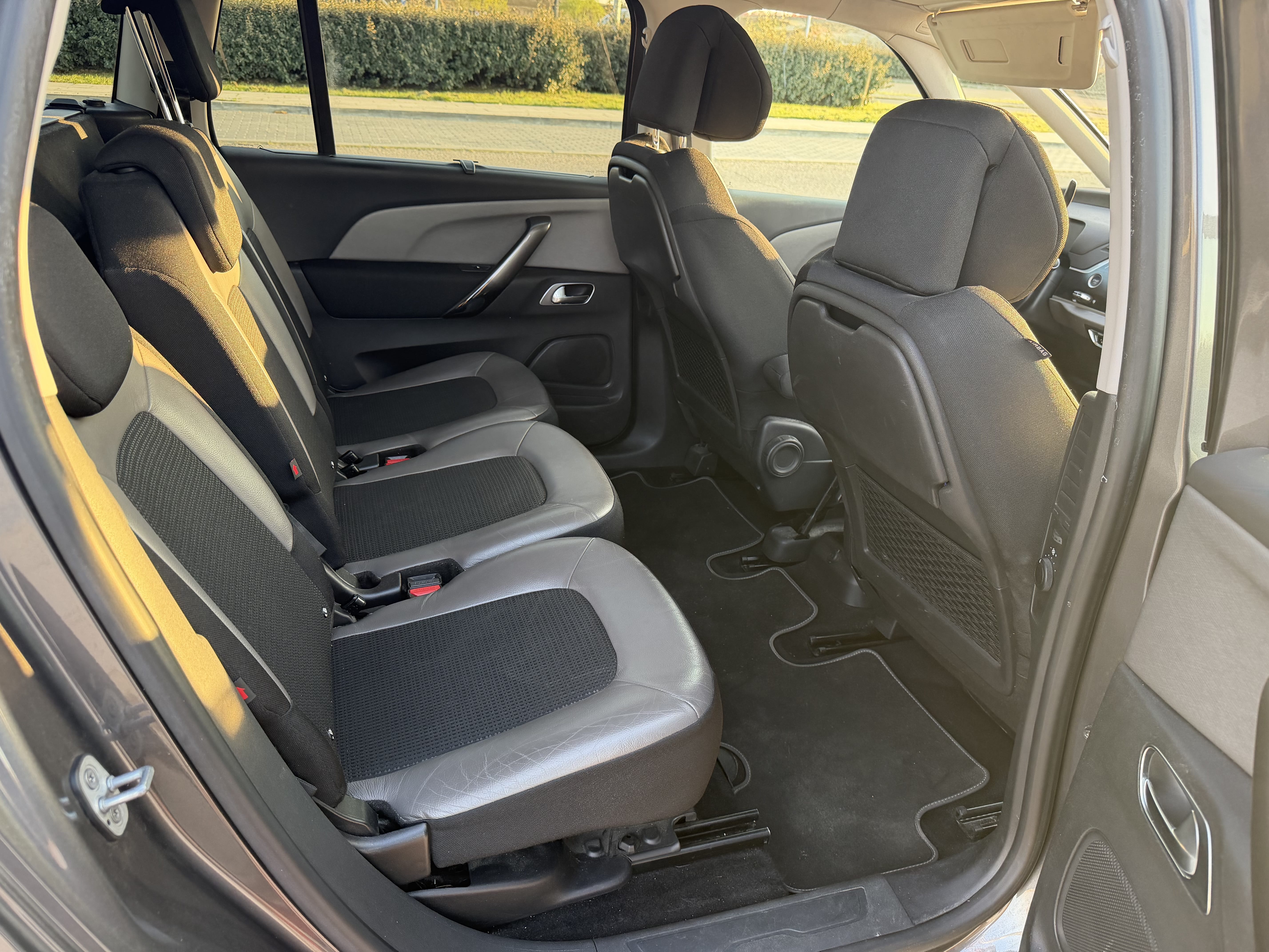 Citroen C4 Grand Spacetourer con Silla infantil