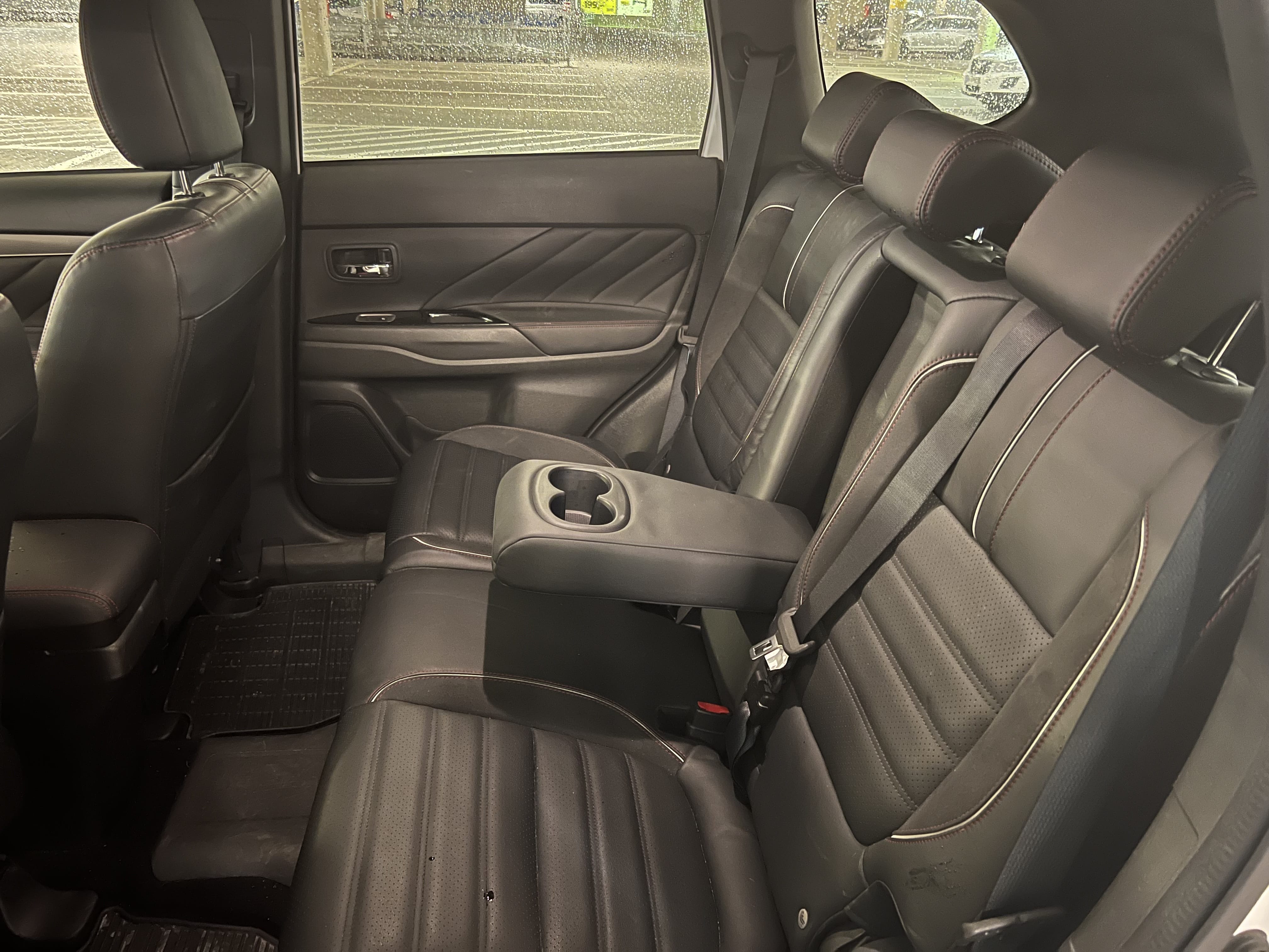 Mitsubishi Outlander PHEV SEL med Bluetooth audio