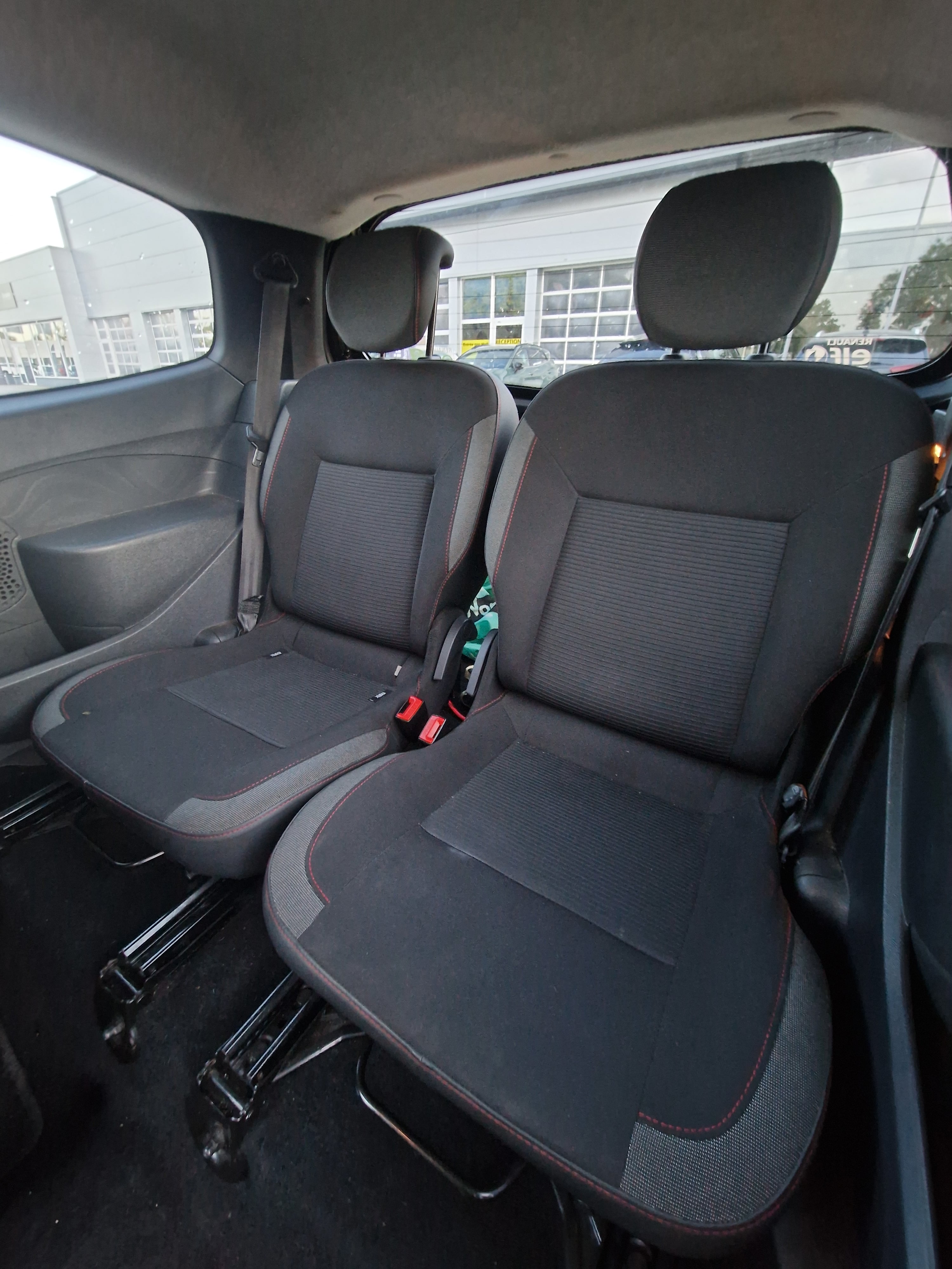 Renault Twingo II 1.2L 16V avec Entrée audio / iPod