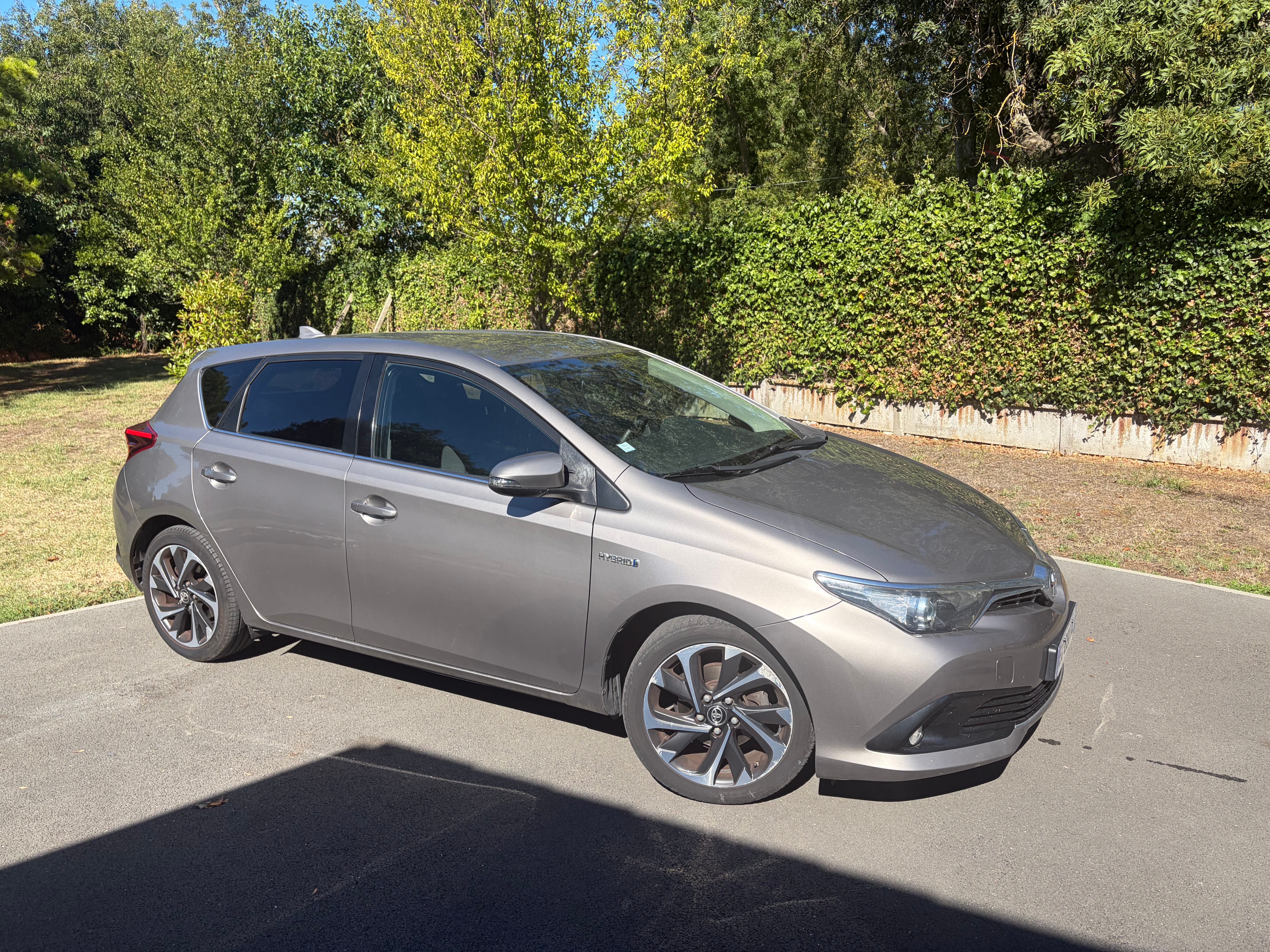 Toyota Auris Hybride, 2016, Essence 98 / Électrique (hybride), automatique