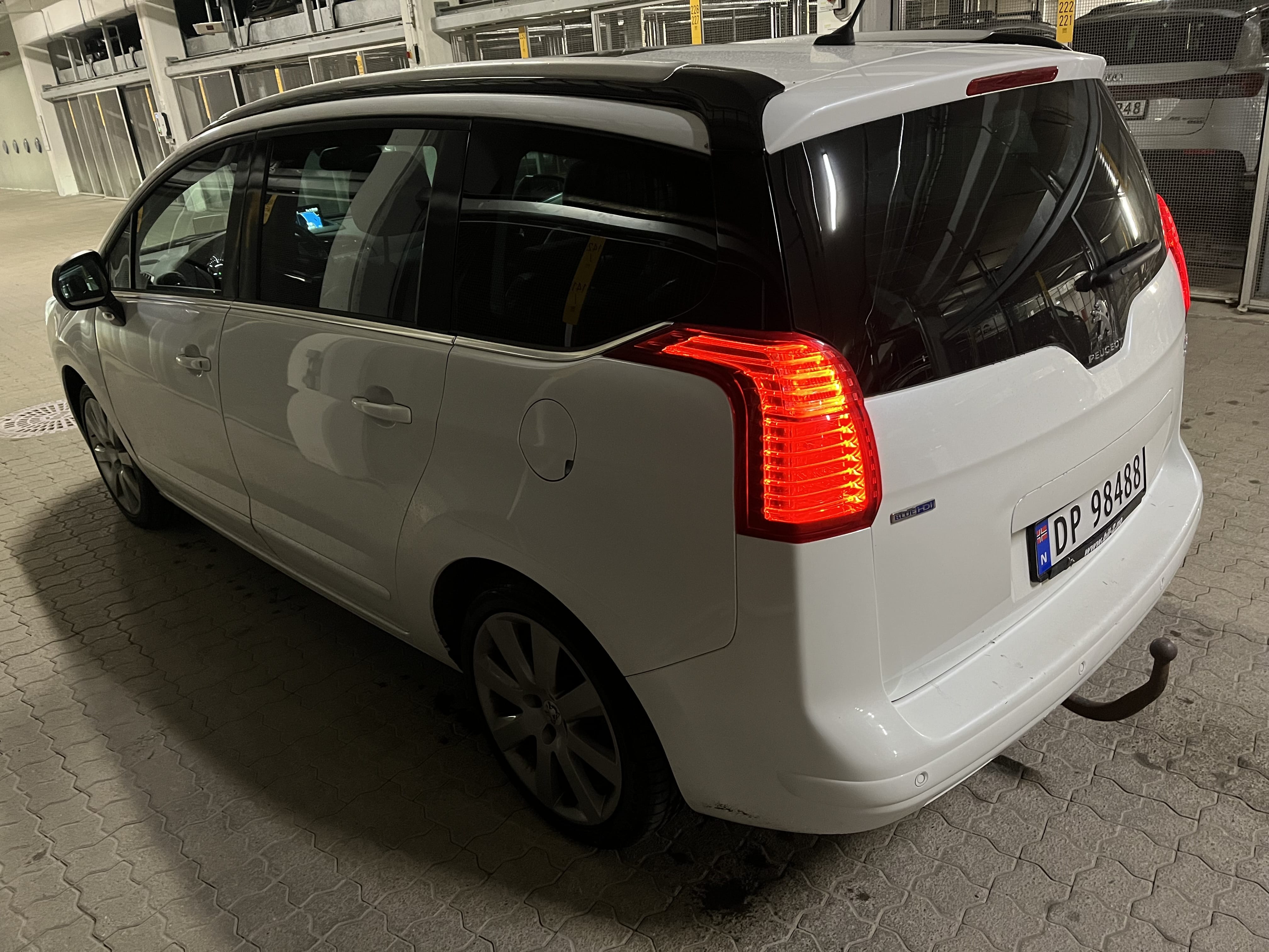 Peugeot 5008 mit Navigationsgerät