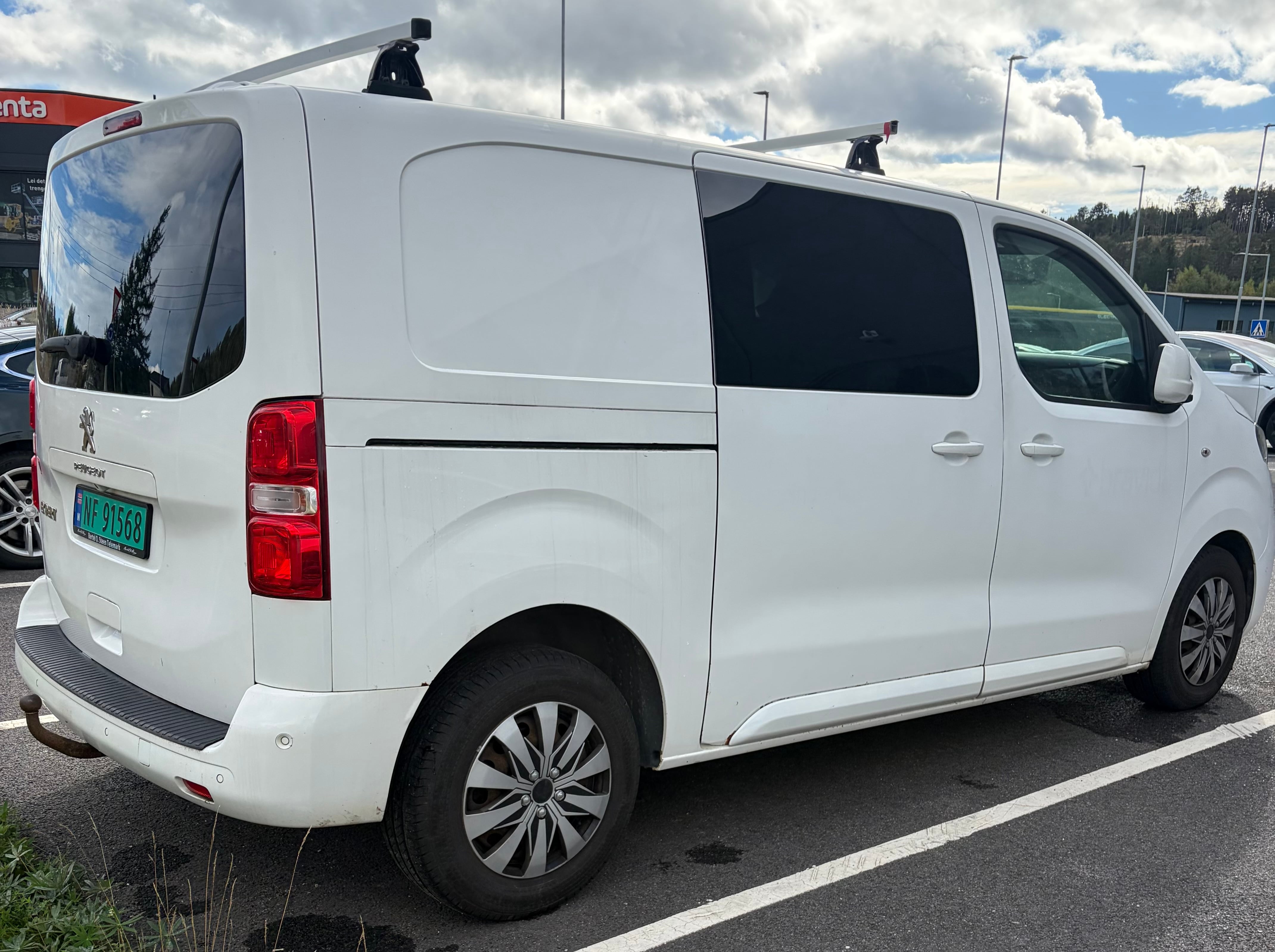 Peugeot Expert - Meget romslig varebil med 3 seter og takstativ – Perfekt til flytting eller IKEA-turer med Aircondition