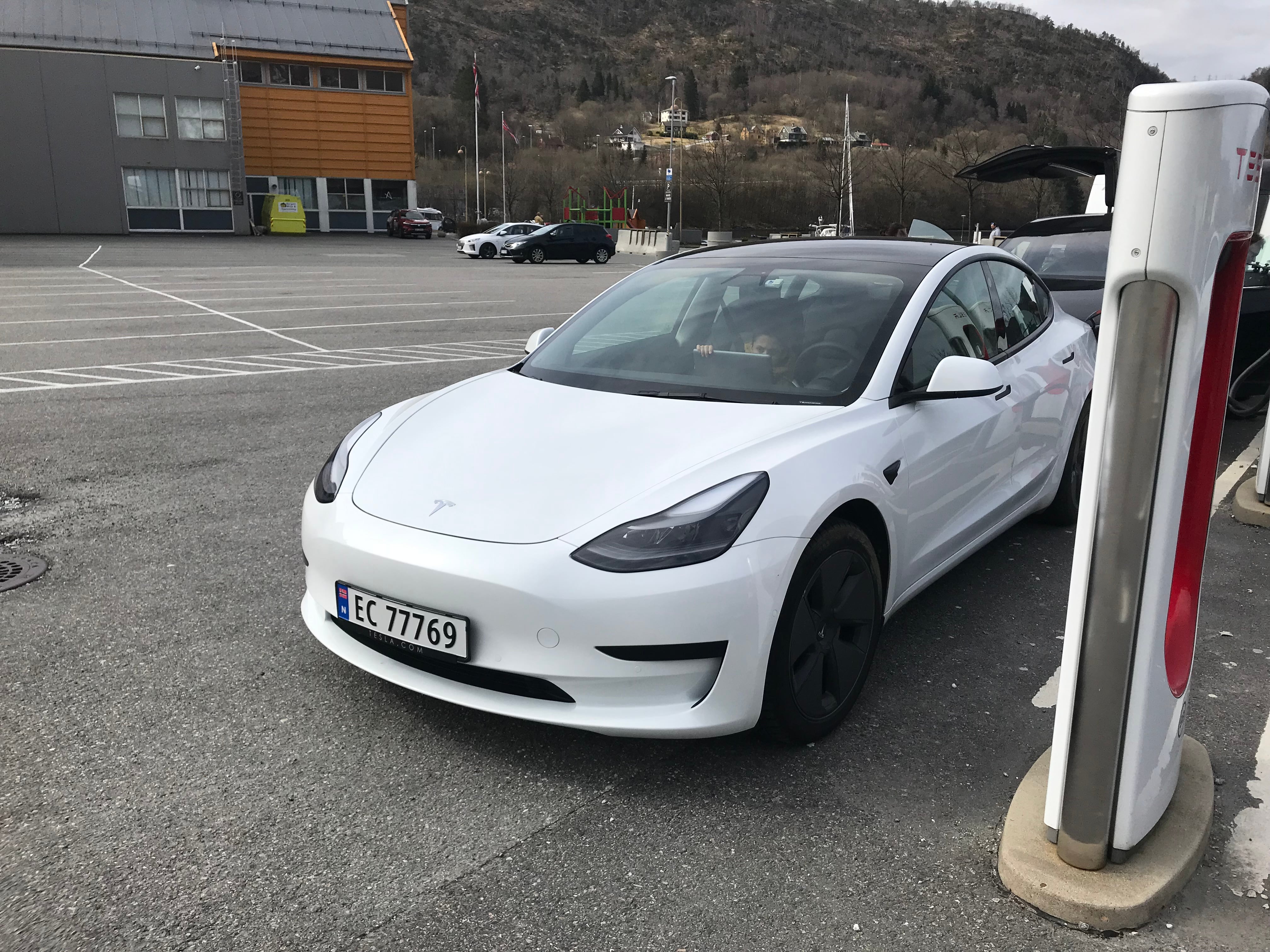 Tesla Model 3 med Lydinngang