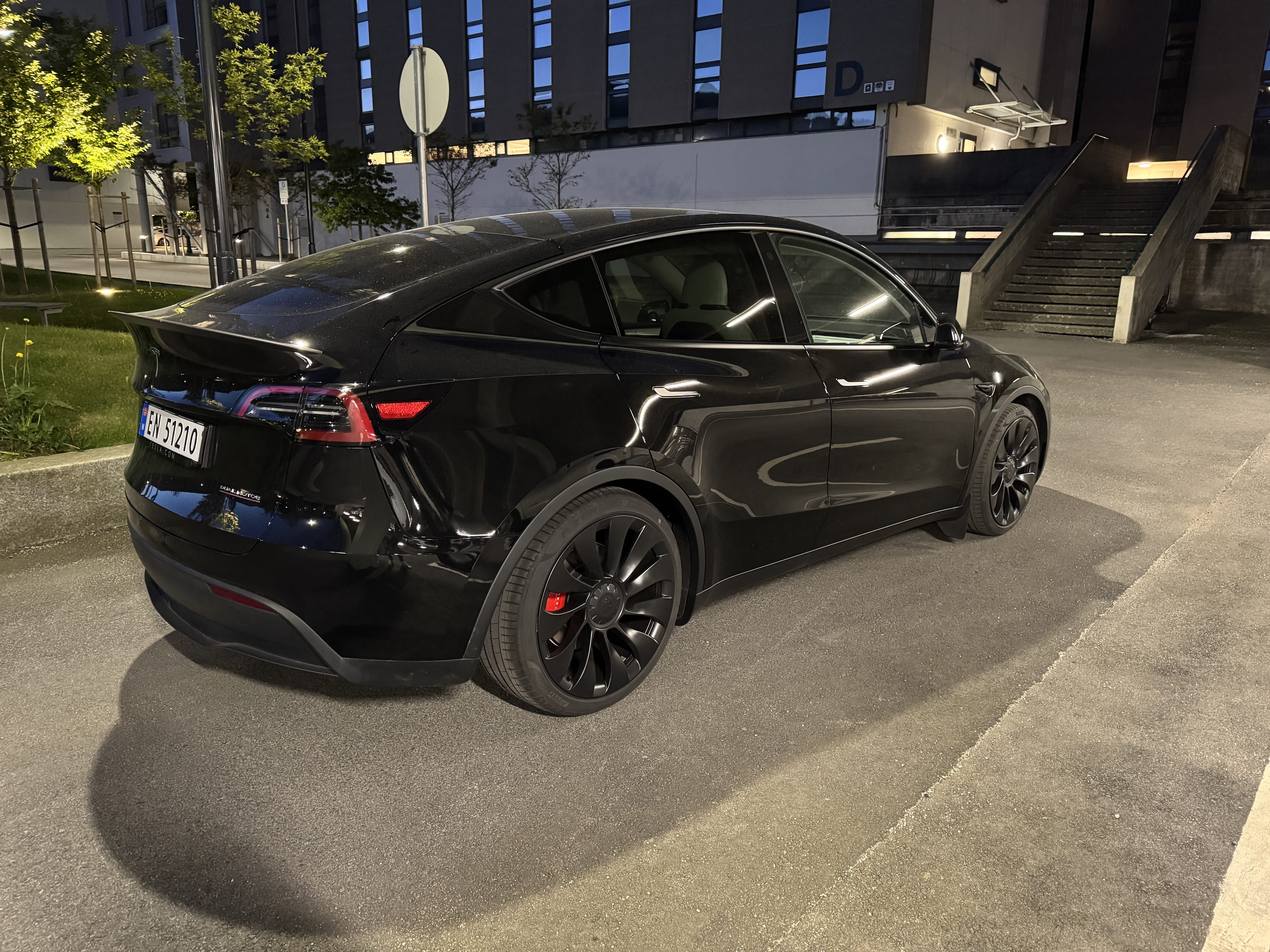 Tesla Model Y Performance Long Range 2025 med Aircondition