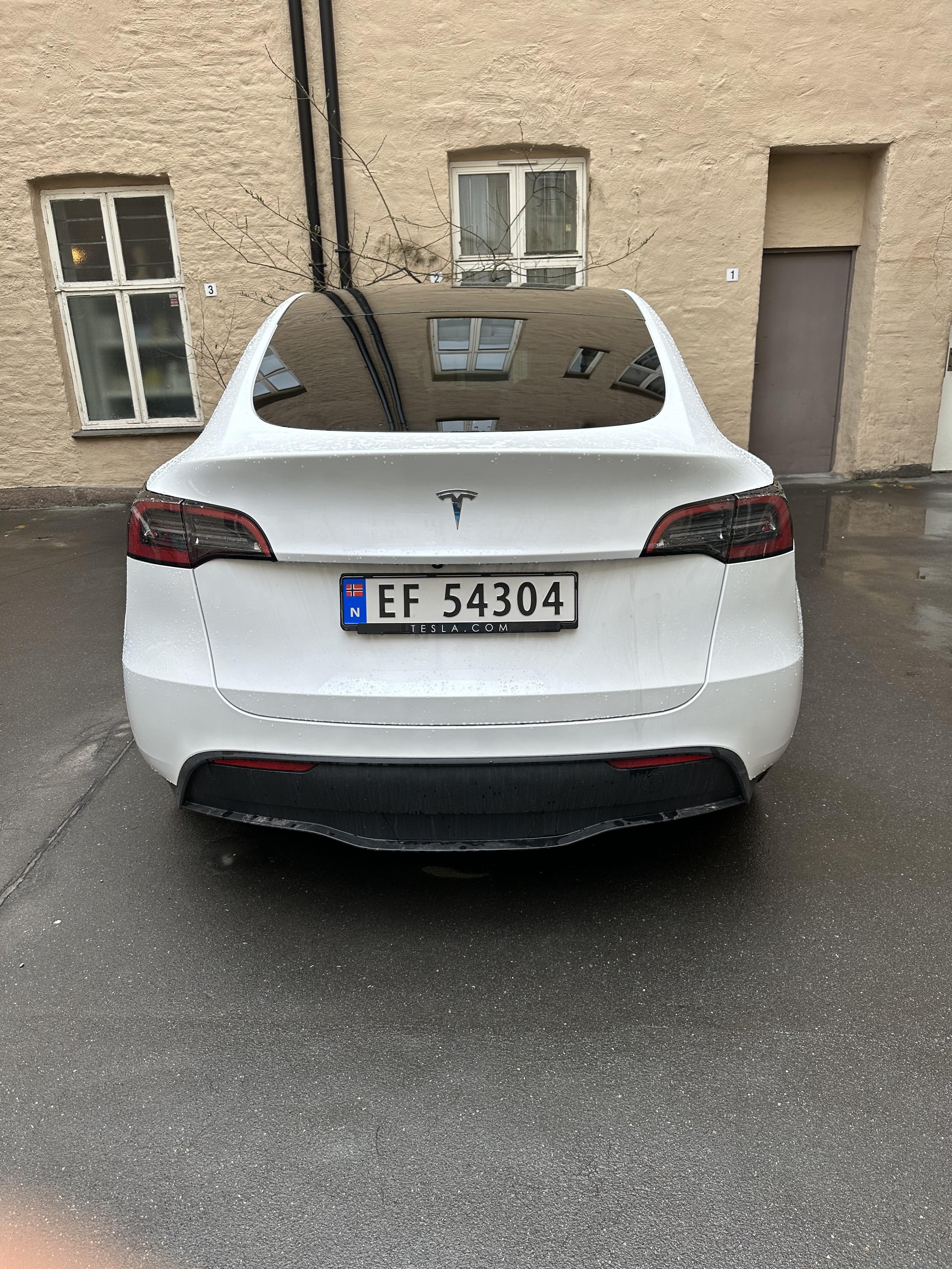 Tesla Model Y med GPS