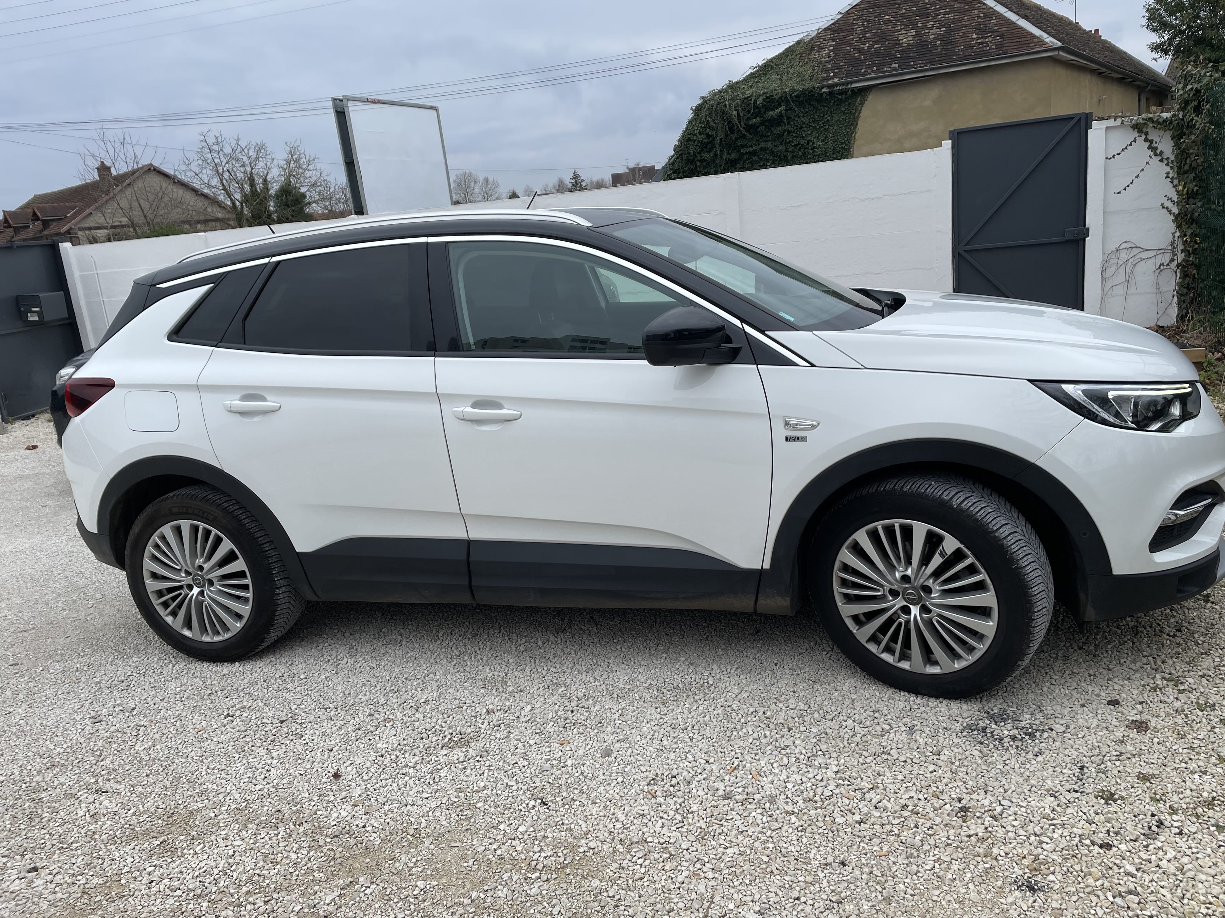 Opel Grandland X mit Navigationsgerät
