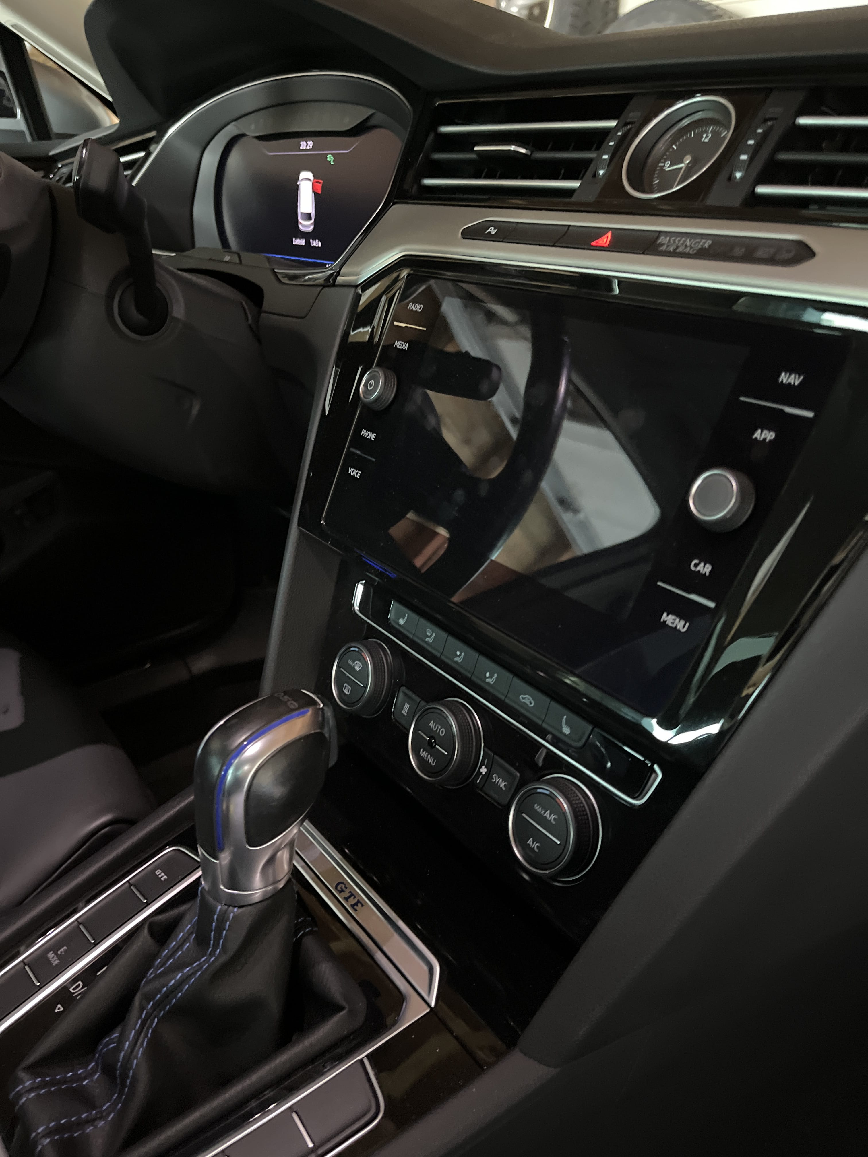 Volkswagen Passat GTE with Cruise control