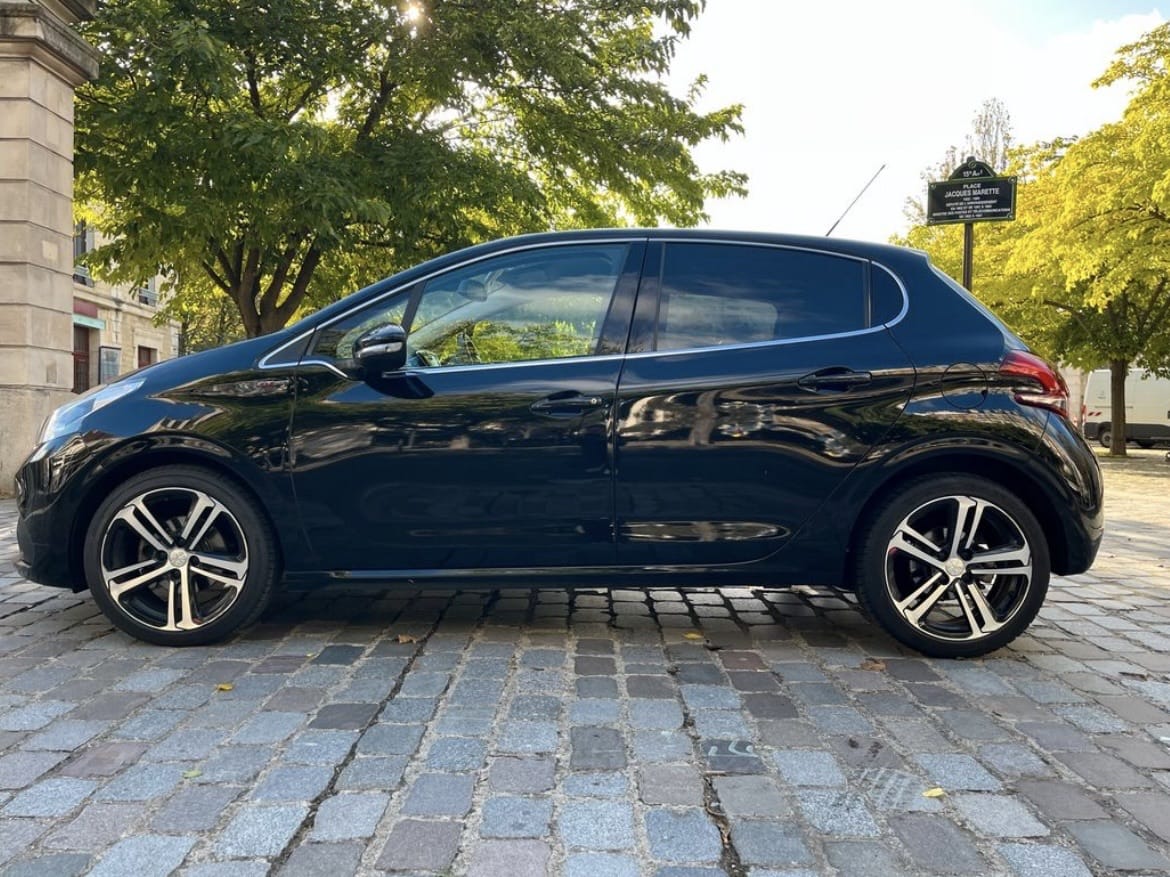 Peugeot 208 1.2 essence avec Climatisation
