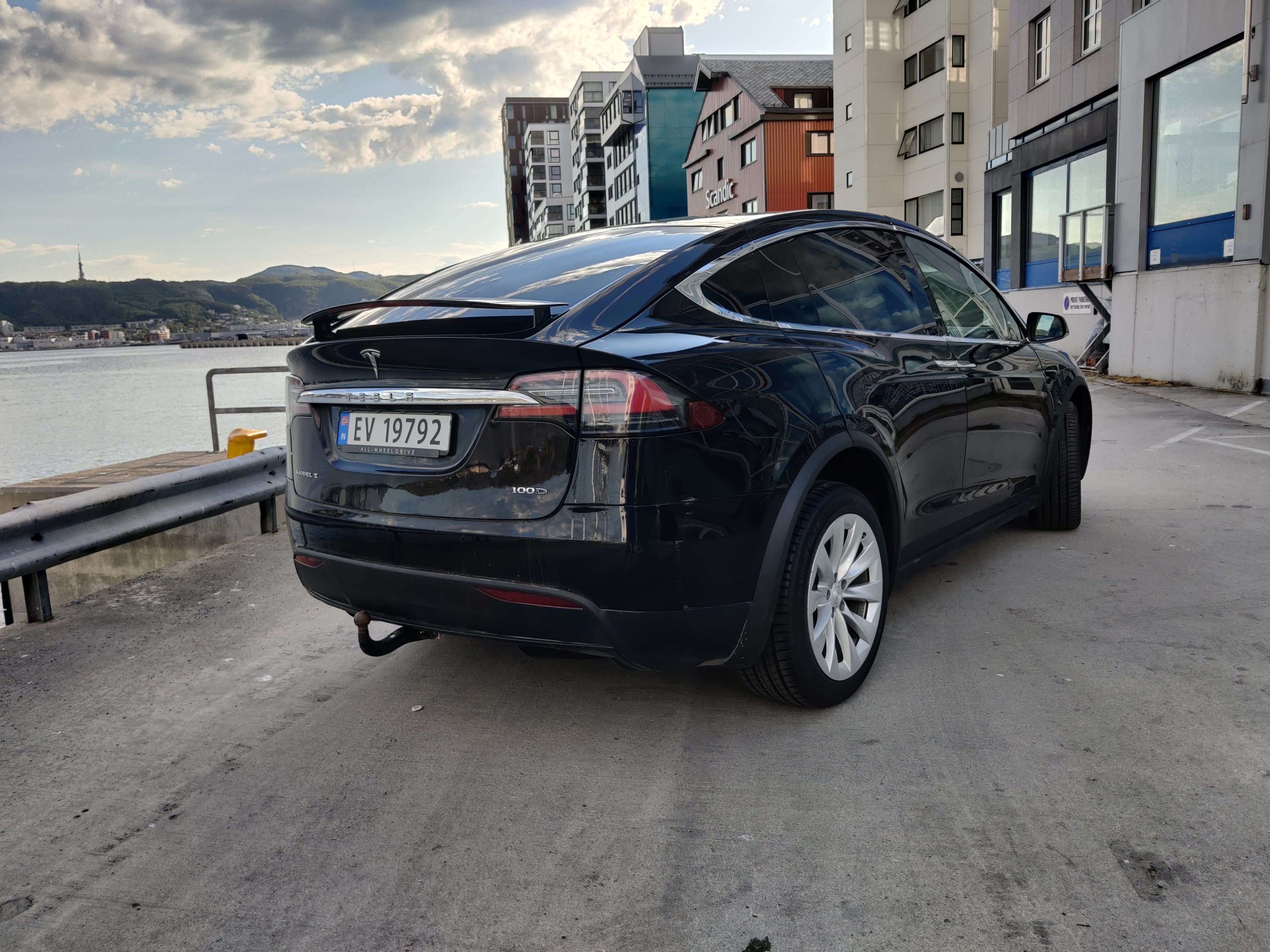 Tesla Model X 100 med GPS