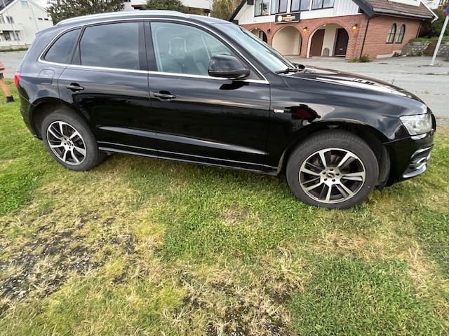 Audi Q5 2.0T Quattro Premium Plus 2.0 TDI with Audio / iPod input