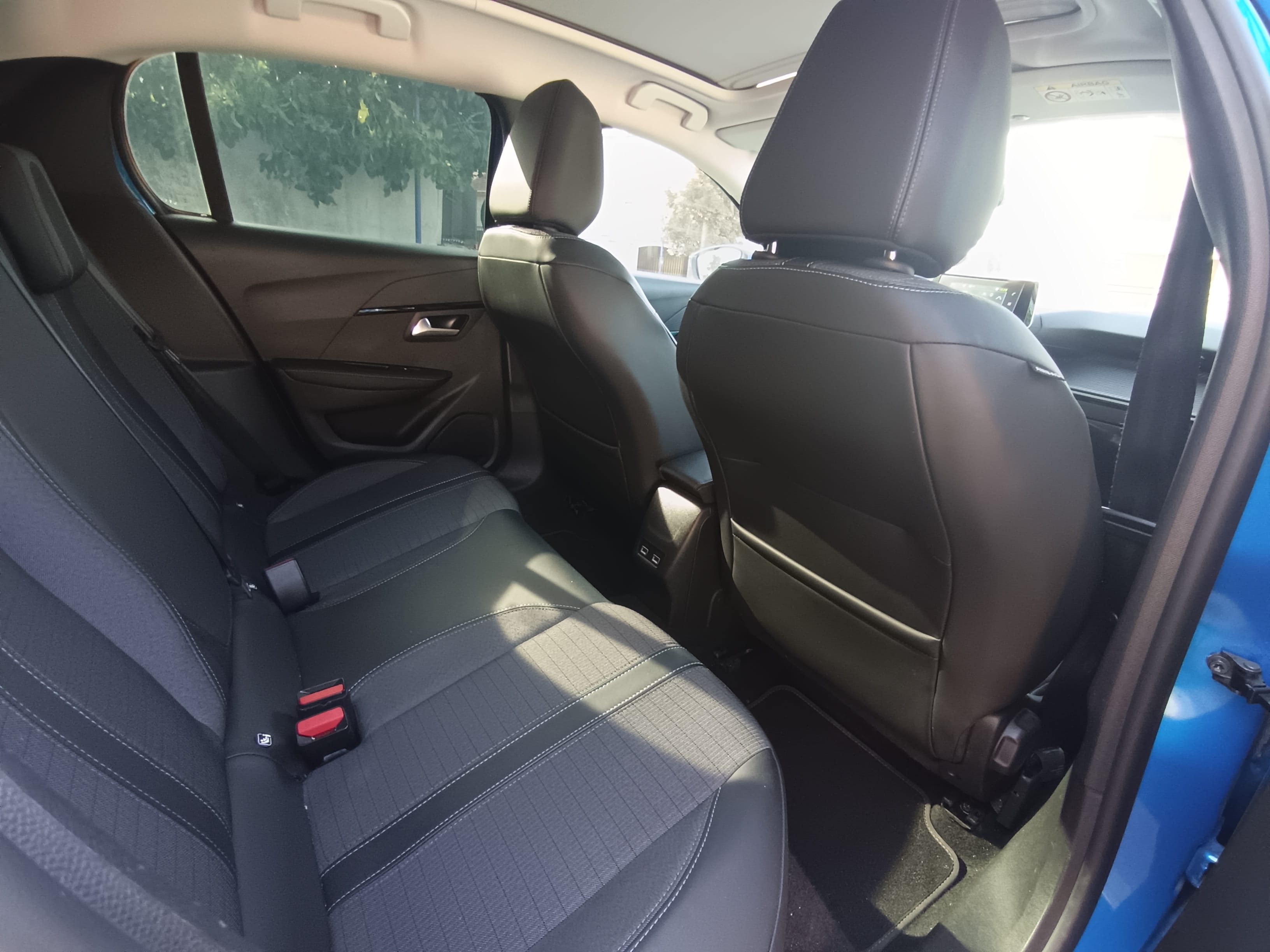 Peugeot e-208 Allure avec Apple CarPlay