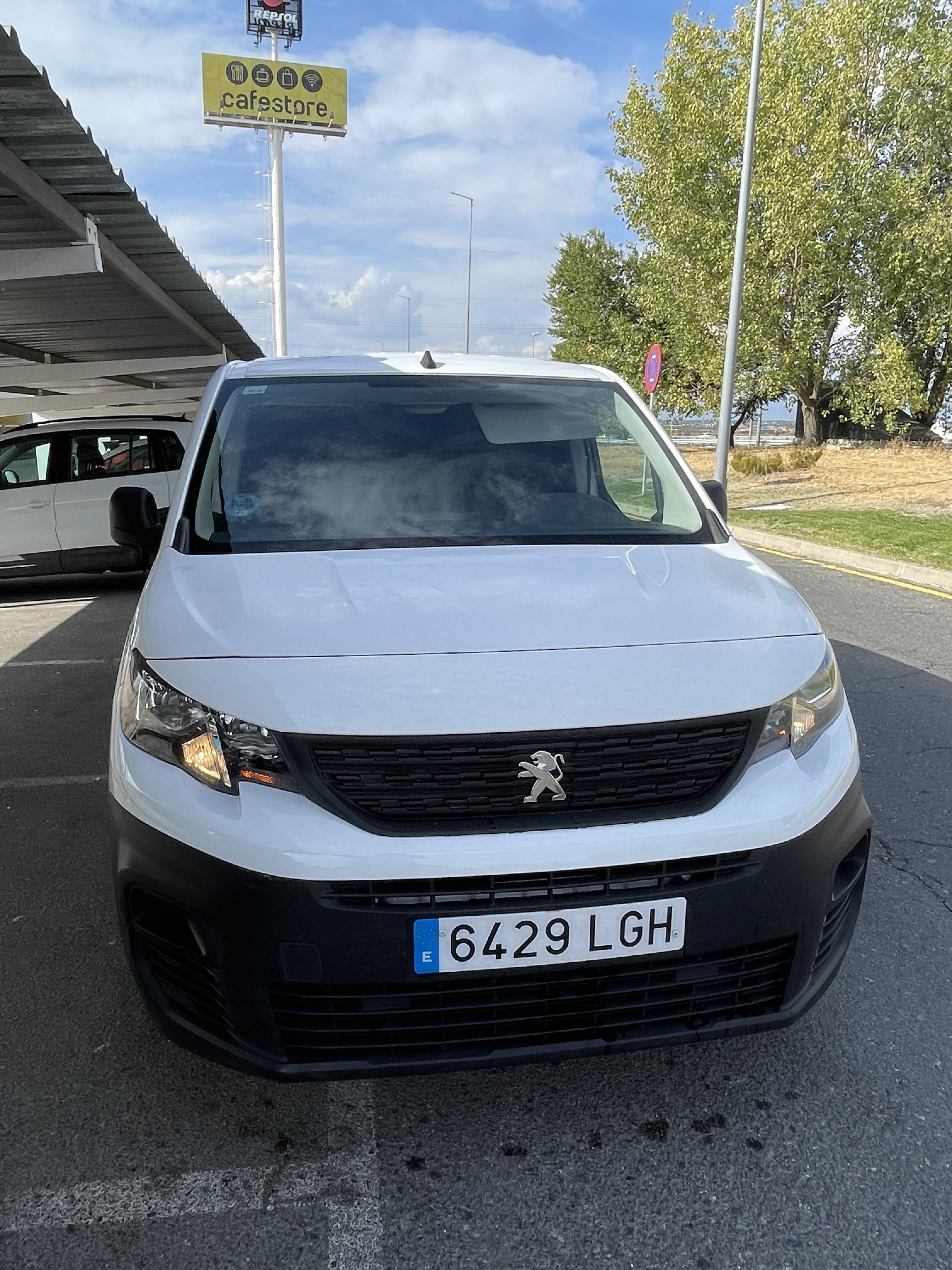 Peugeot Partner Furgoneta with Roof box