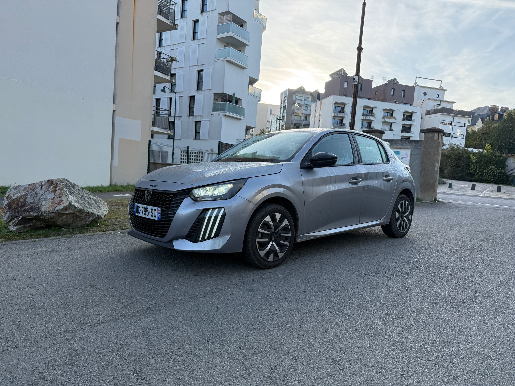 Peugeot 208, 2025, Essence 95 / Électrique (hybride), automatique