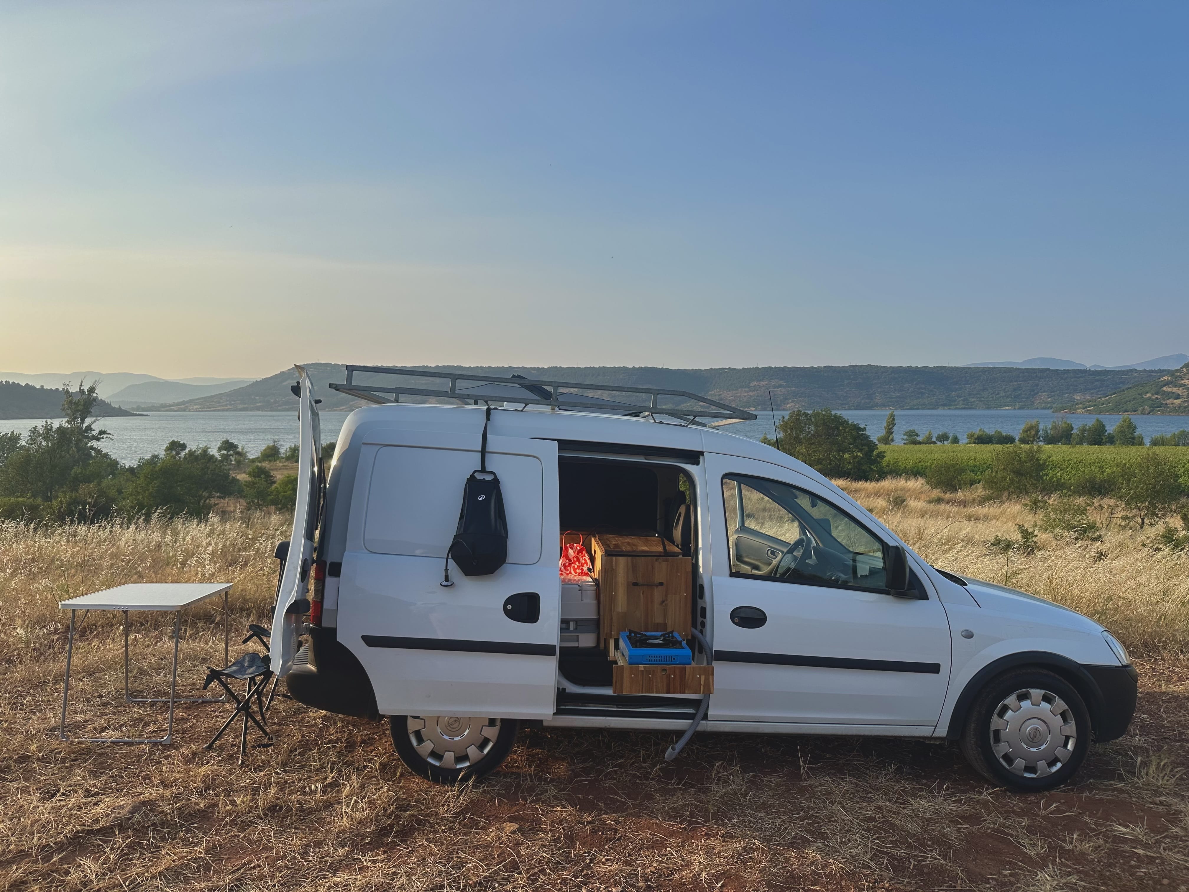 Opel Combo Aménagé 2 personnes - Cuisine - Douche solaire - Lit 2 places avec Climatisation