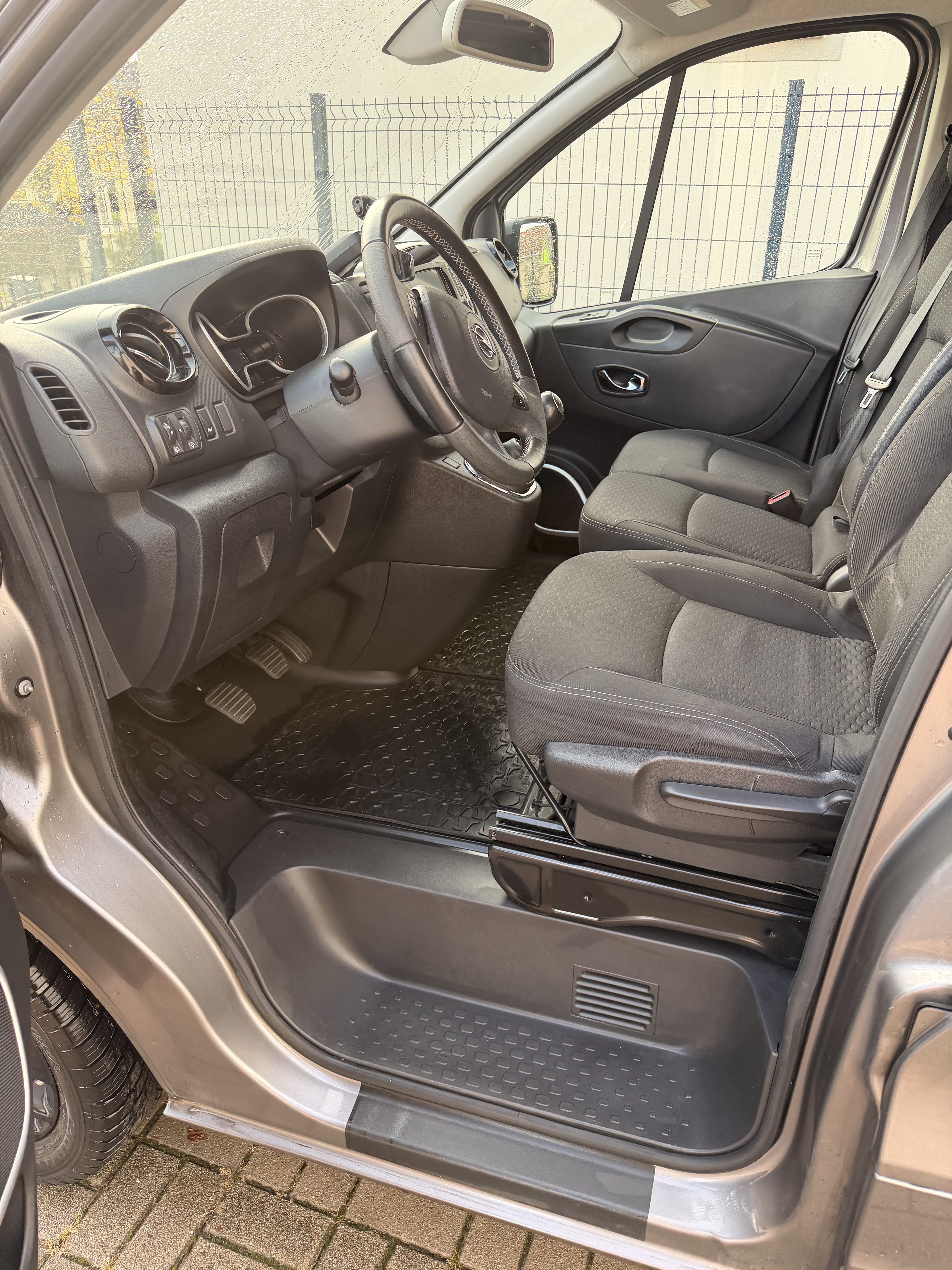 Opel Vivaro Combi avec Pneus neige