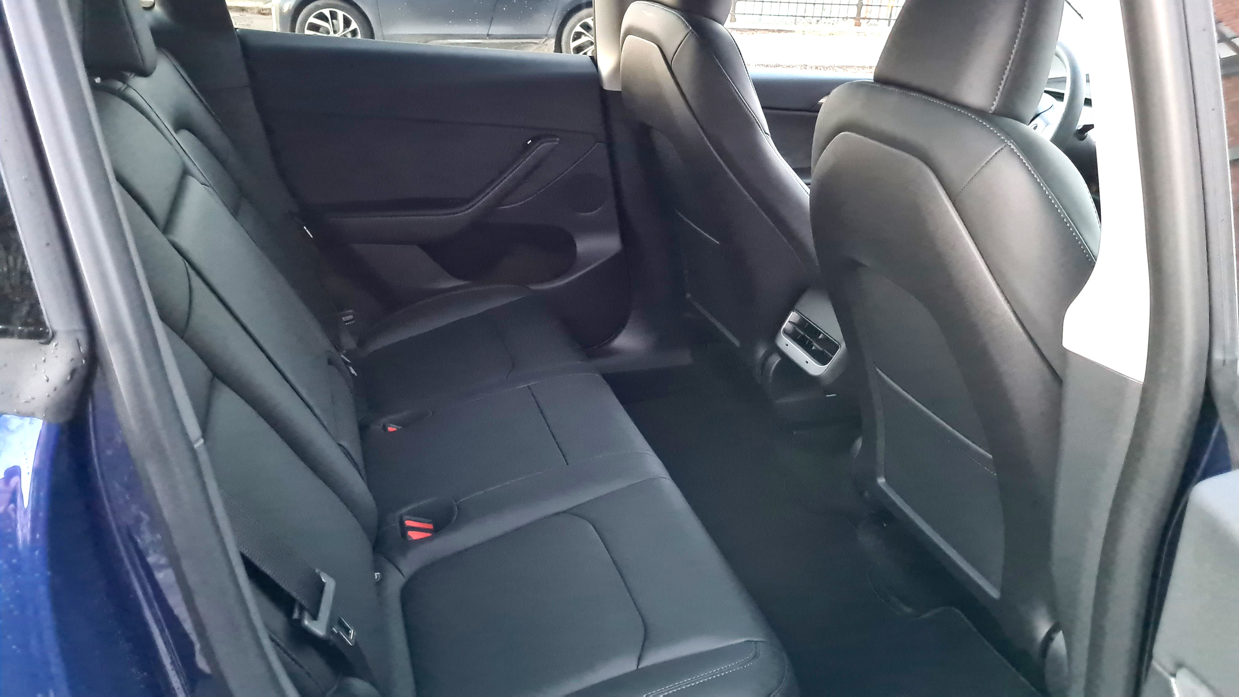 Tesla Model Y Long Range 4WD with Bluetooth audio