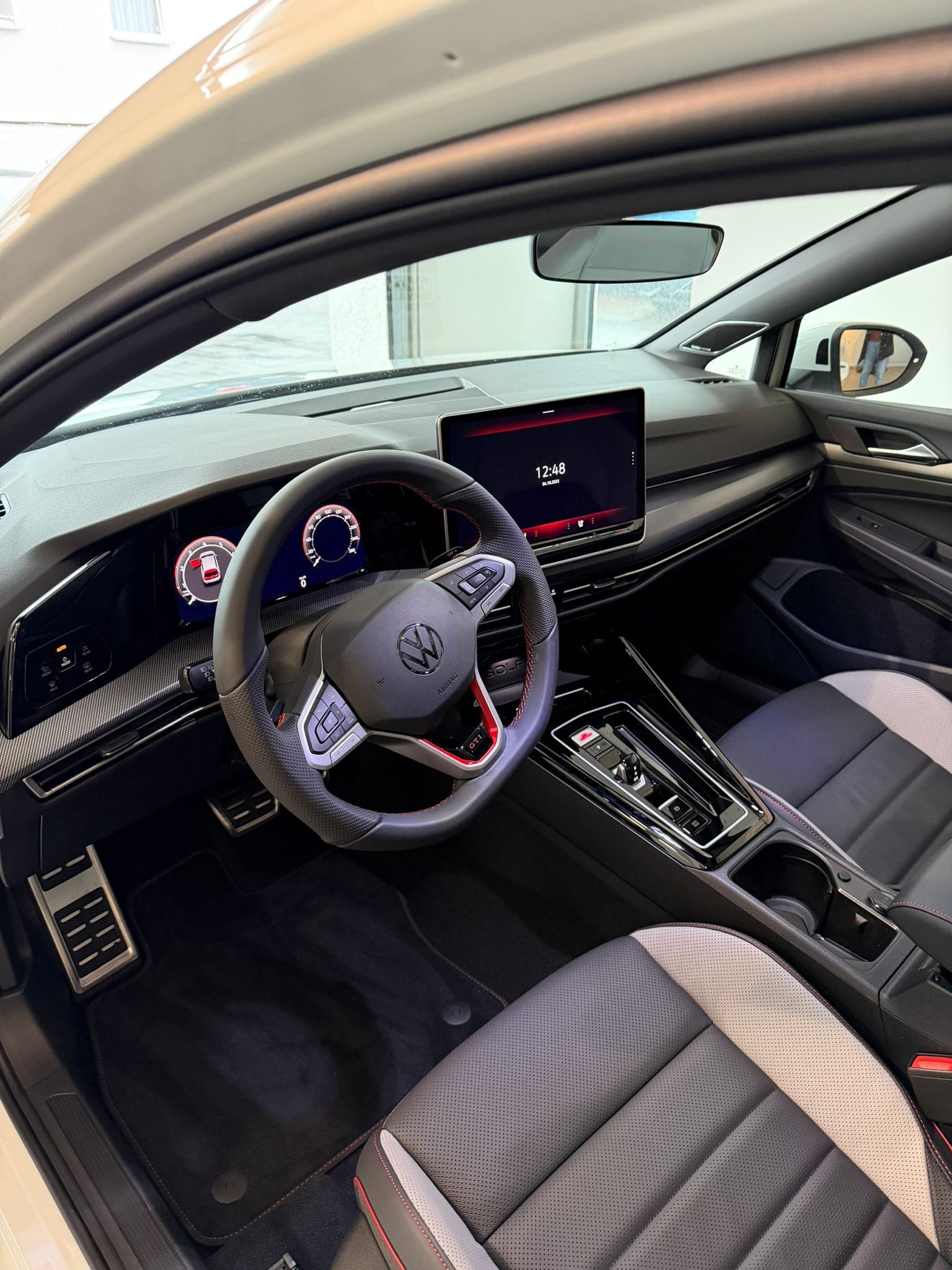 Volkswagen Golf GTI Clubsports 2.0 DSG 300 PS GTI Performance - Akrapovic Titan mit Navigationsgerät