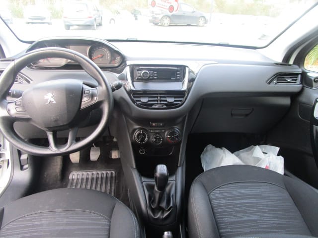 Peugeot 208 (CQ478GT) avec Climatisation