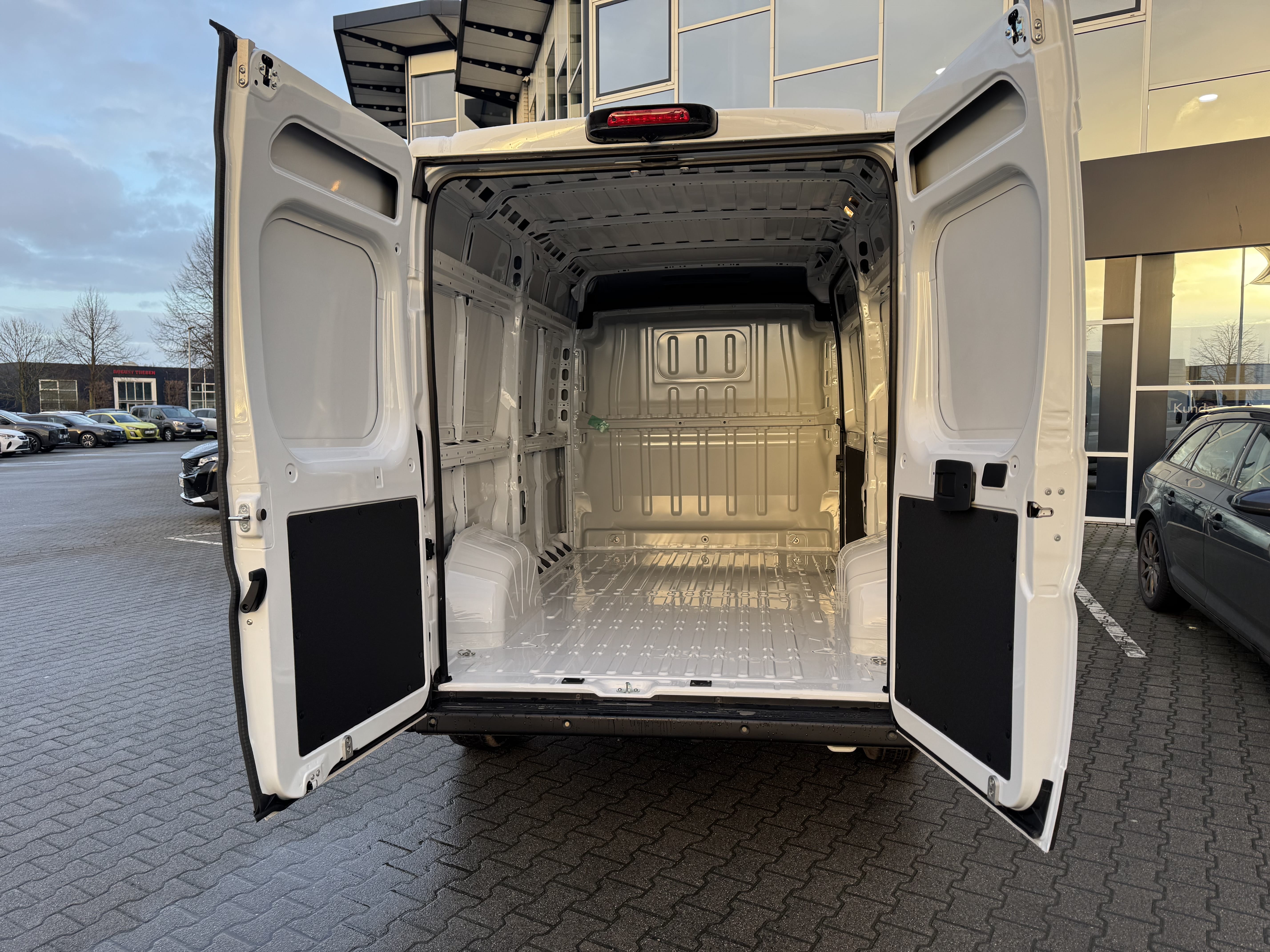 Opel Movano mit Navigationsgerät