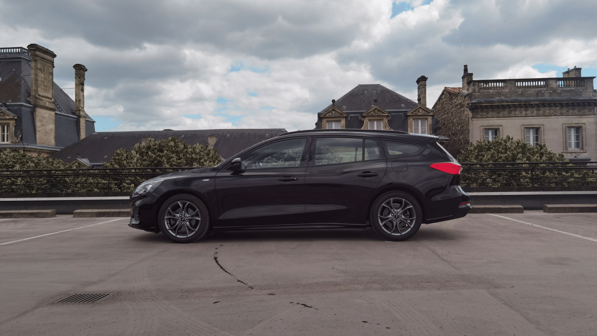 Ford Focus SW Break ST-Line | AUTO | Coffre Énorme | GARE ST-JEAN (750m) avec Climatisation