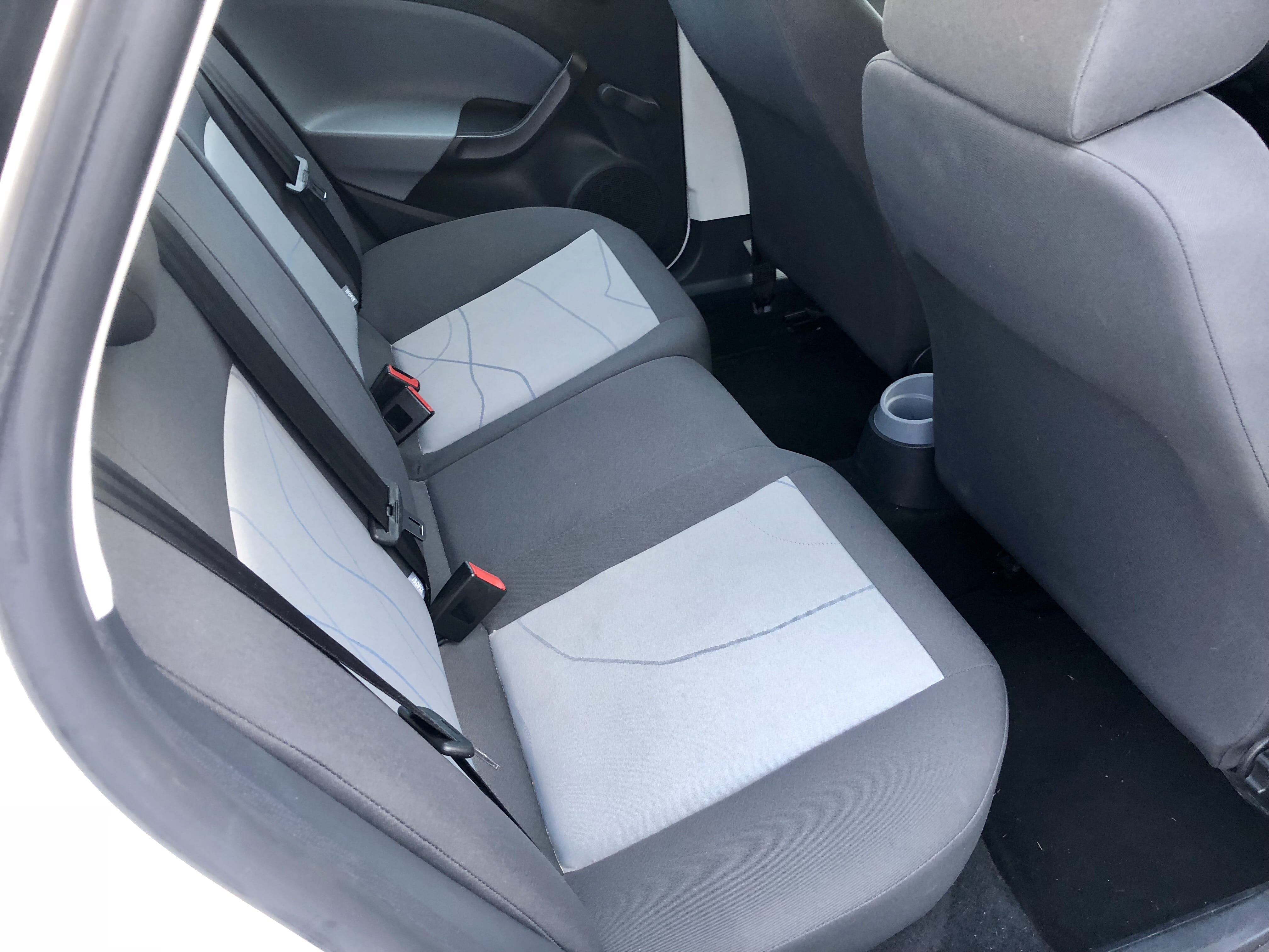 Seat Ibiza  Louez la Seat Ibiza Diesel – Économique, Confortable et Connectée !