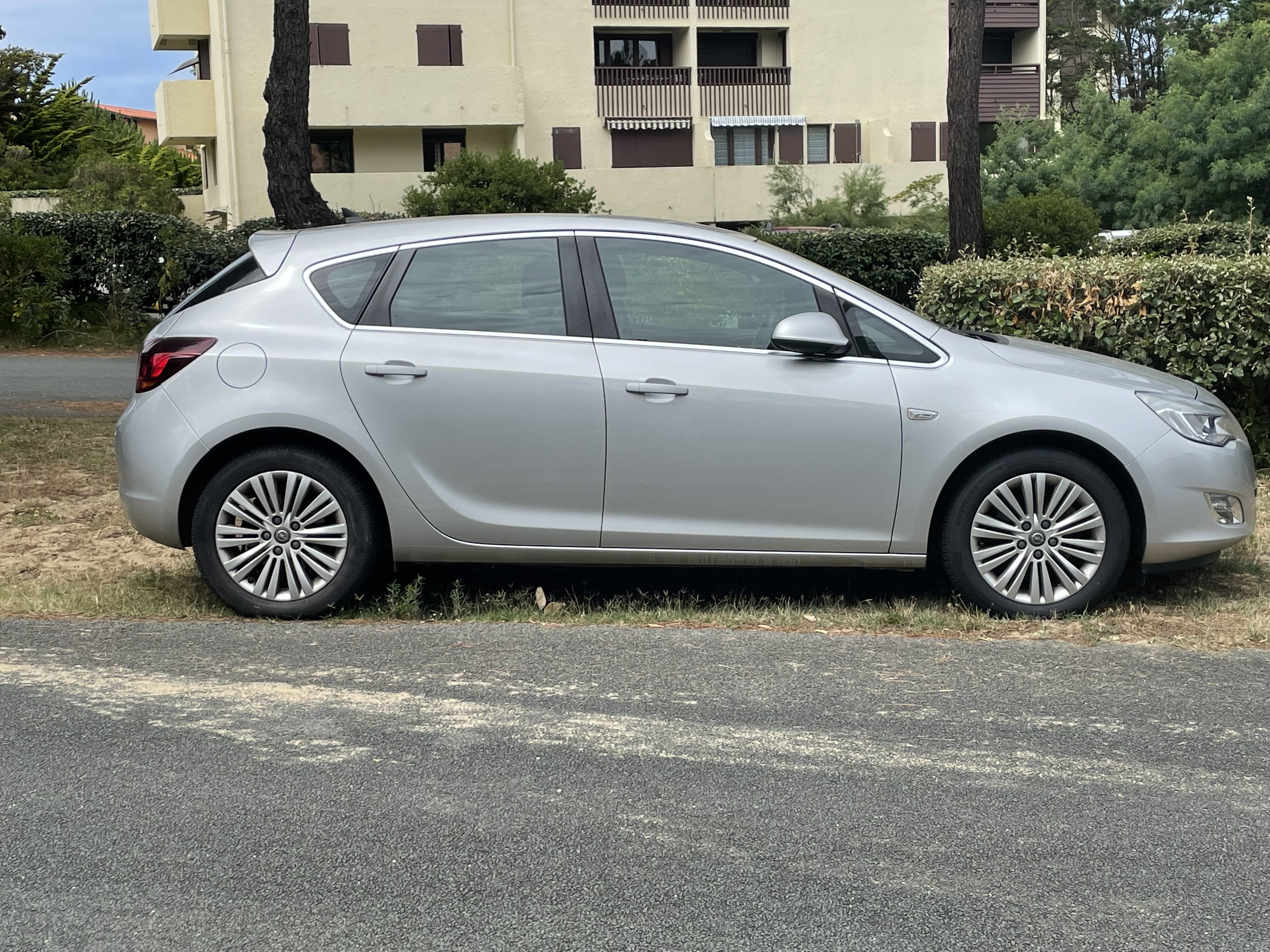 Opel Astra (Livraison à domicile) avec Audio Bluetooth