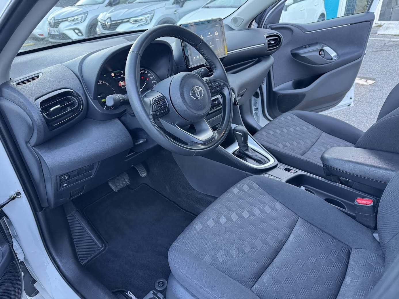Toyota Yaris Hybride Ess BV auto HH437GD- avec Régulateur de vitesse