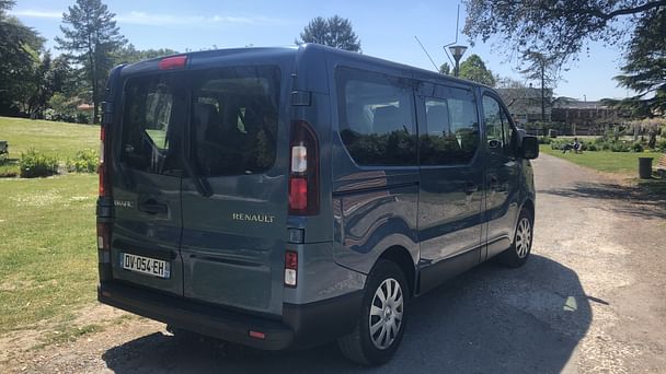 Renault Trafic Passenger Louez le Renault Trafic 9 places – Espace, Confort et Praticité pour Tous Déplacements