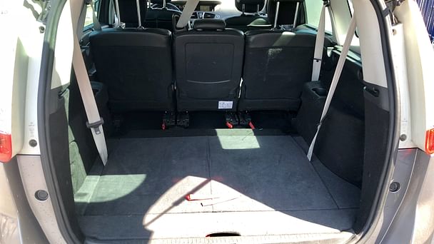 Renault Grand Scenic Accès exclusif dans la Gare de Bordeaux - Louez le Grand Scénic 7 Places – Spacieux avec Entrée audio / iPod