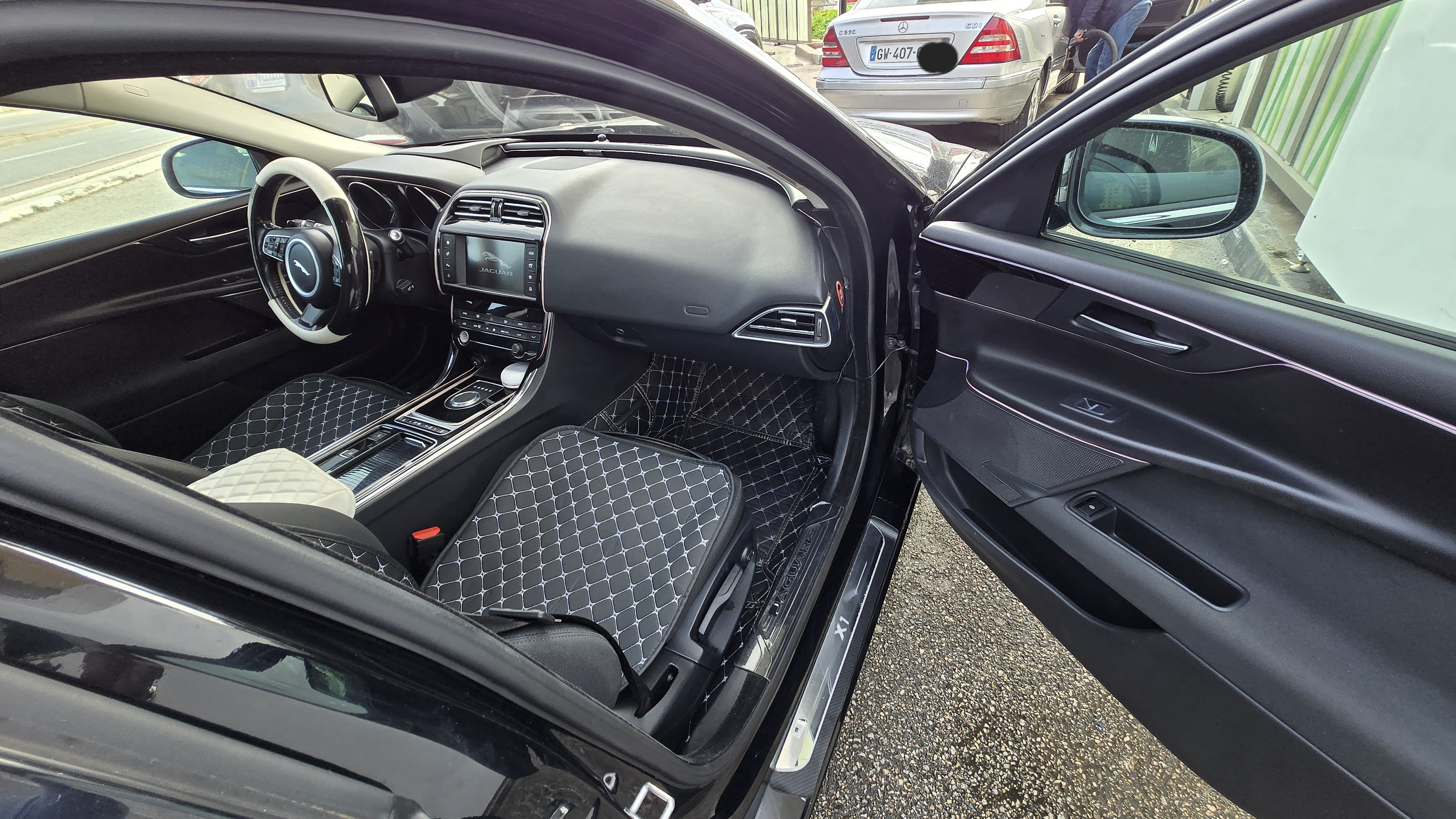 Jaguar XE med Lydinngang