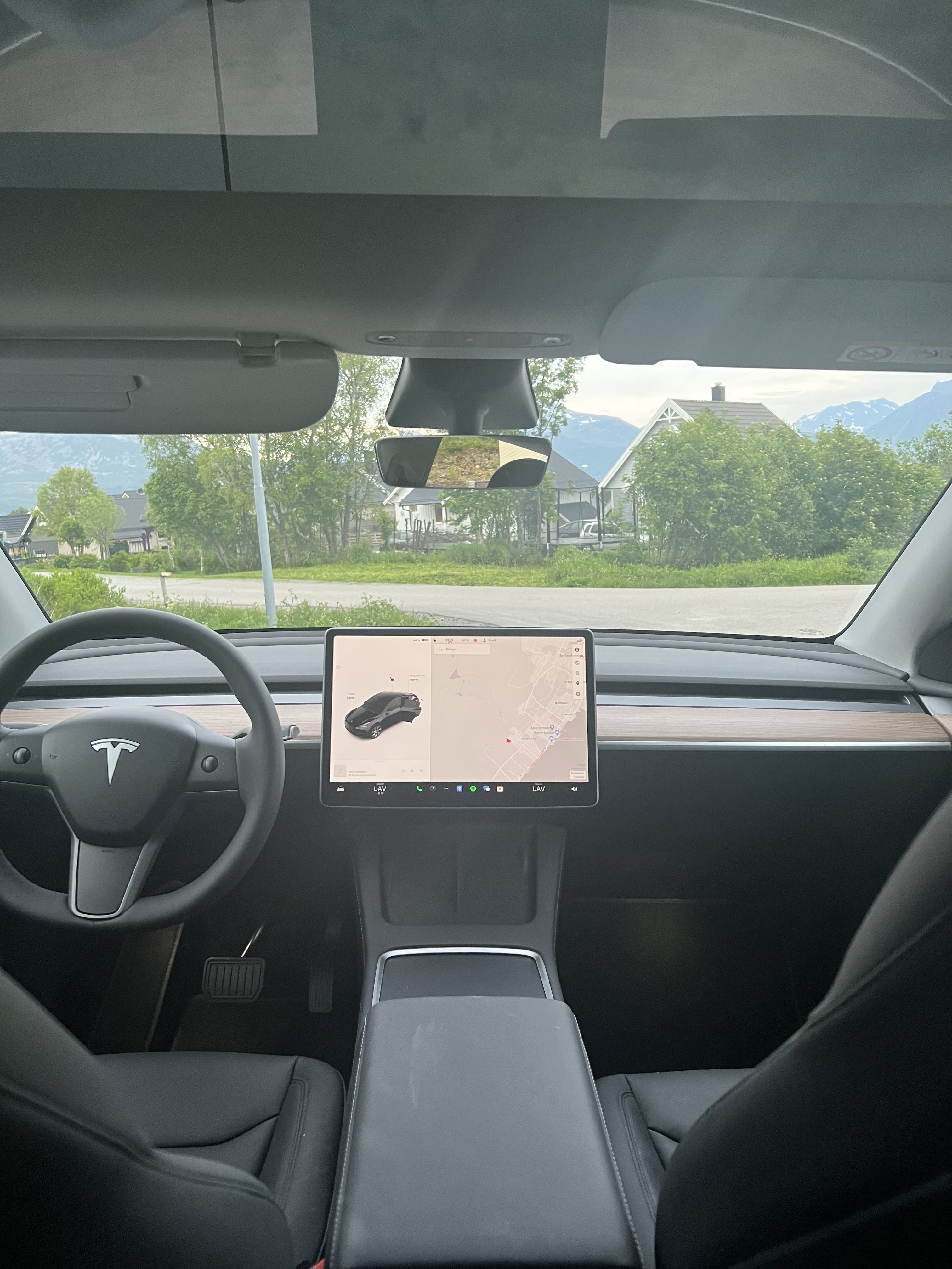 Tesla Model Y med Cruisekontroll