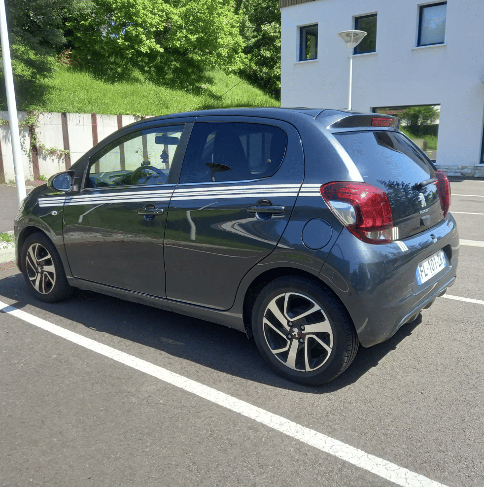 Peugeot 108 COLLECTION GRISE FONCEE with Baby seat
