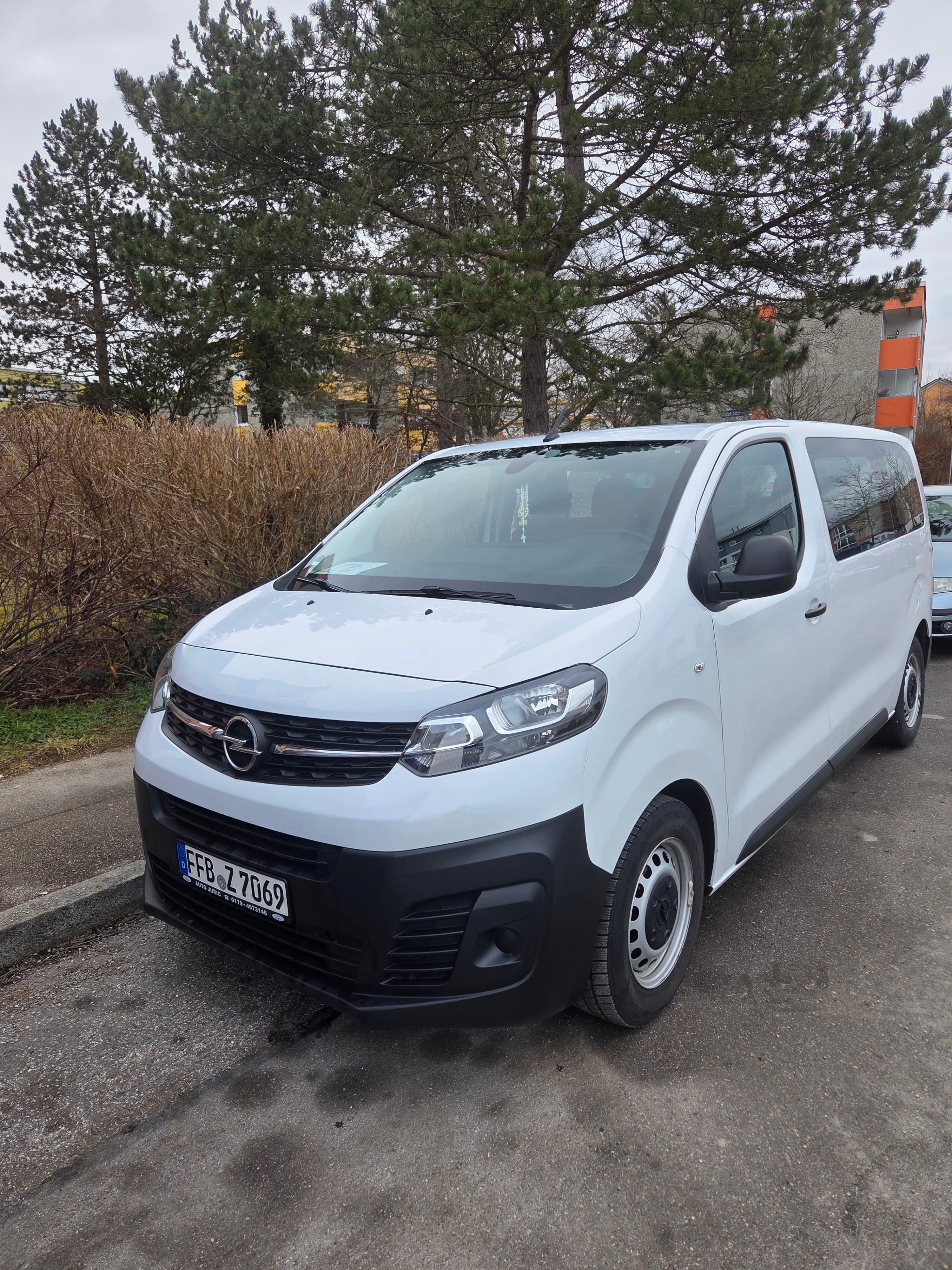 Opel Vivaro Kombi mit Navigationsgerät