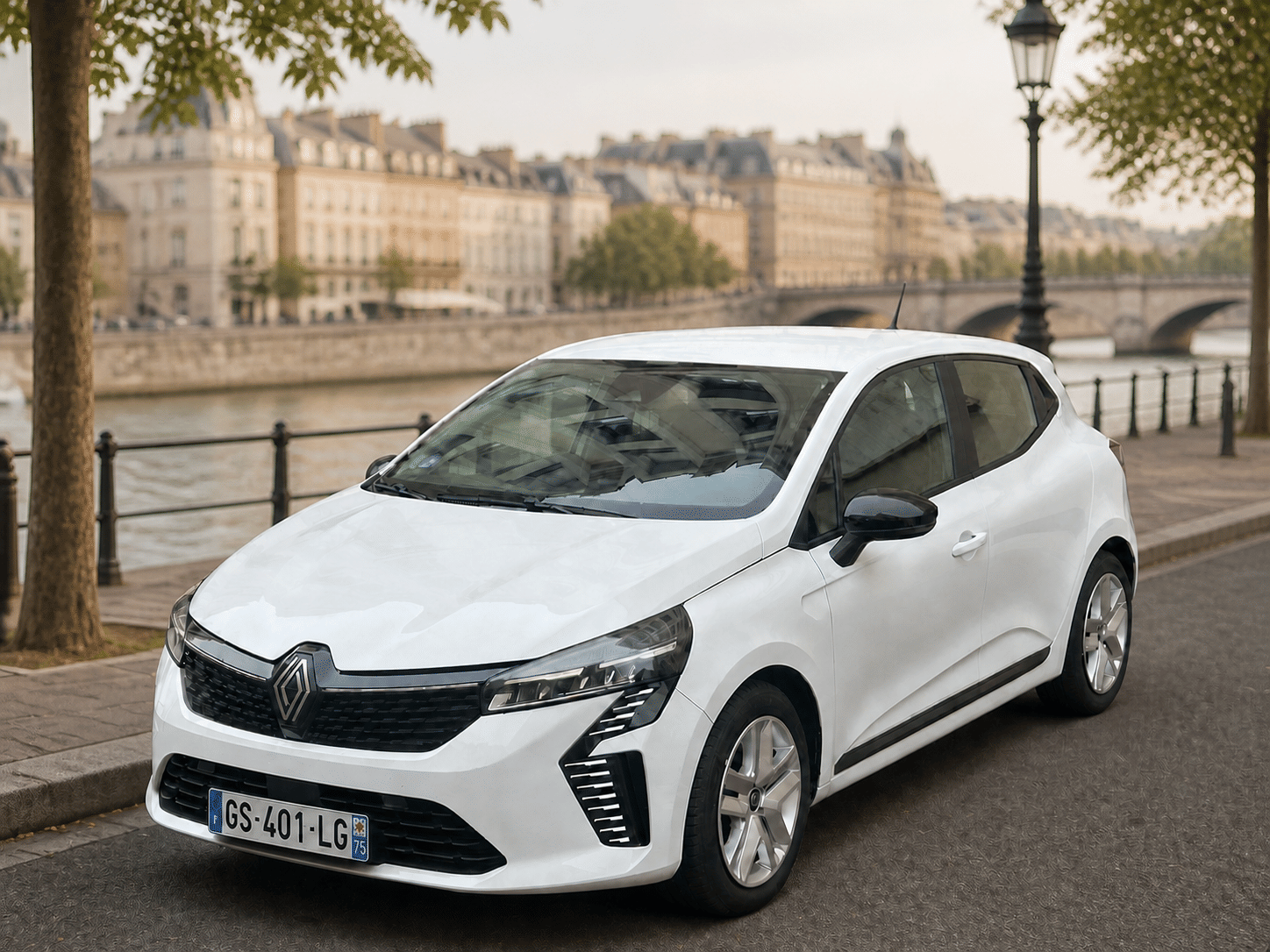 Renault Clio E-tech HYBRIDE - Boîte automatique, 2023, Essence 95 / Électrique (hybride), automatique