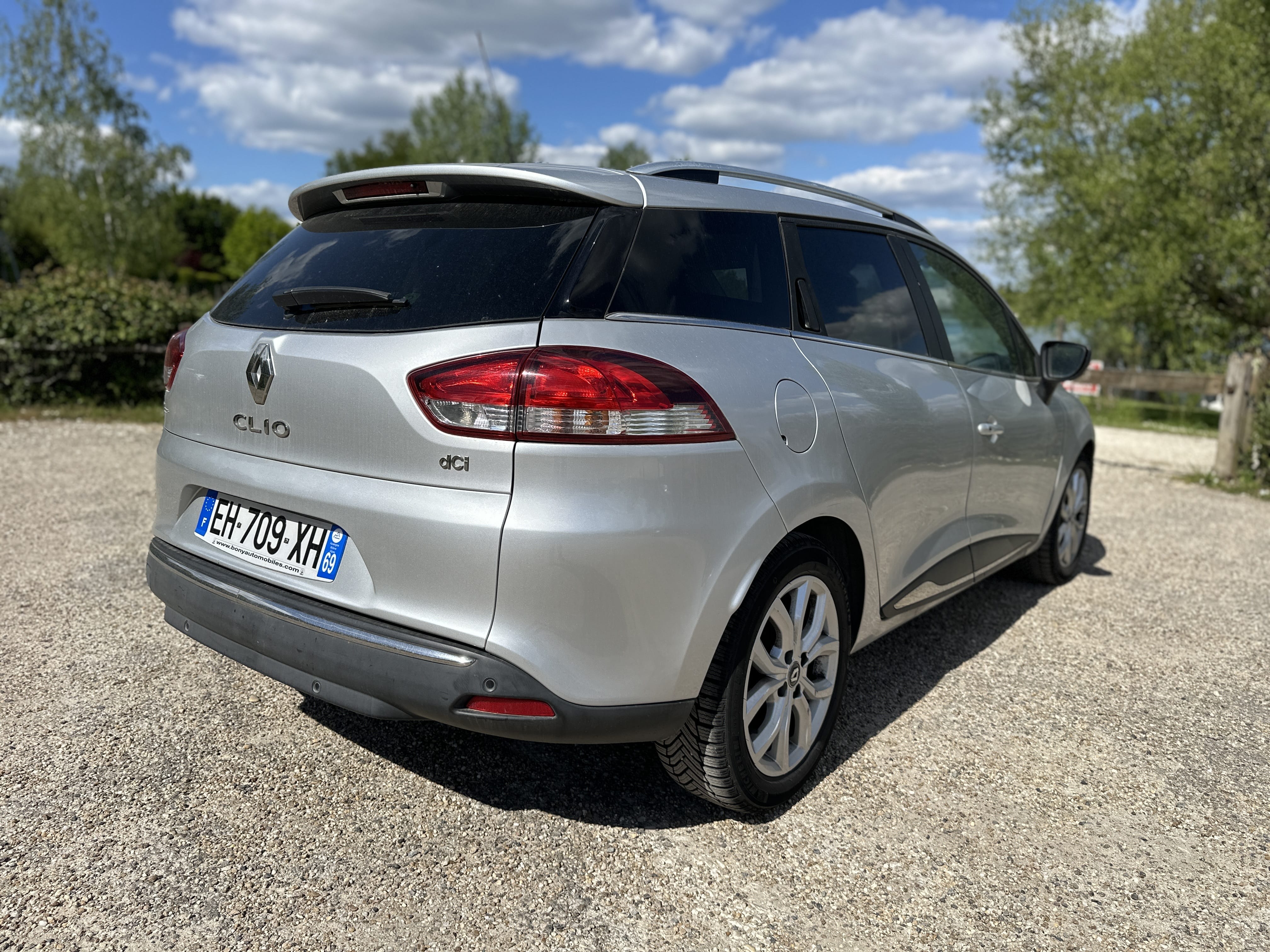 Renault Clio Estate  Louez la Renault Clio Estate Diesel – Grand Coffre, Économie & Confort à Bordeaux ! avec Climatisation