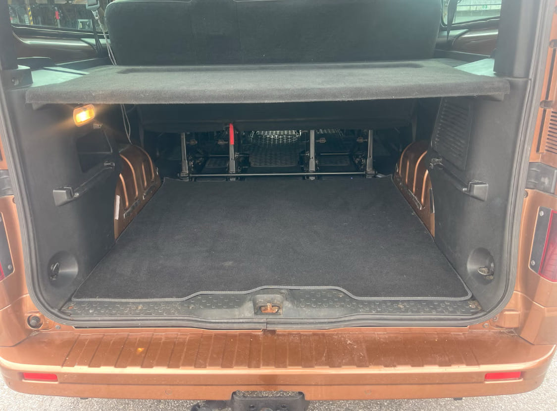 Opel Vivaro Minibuss med USB ladeuttak