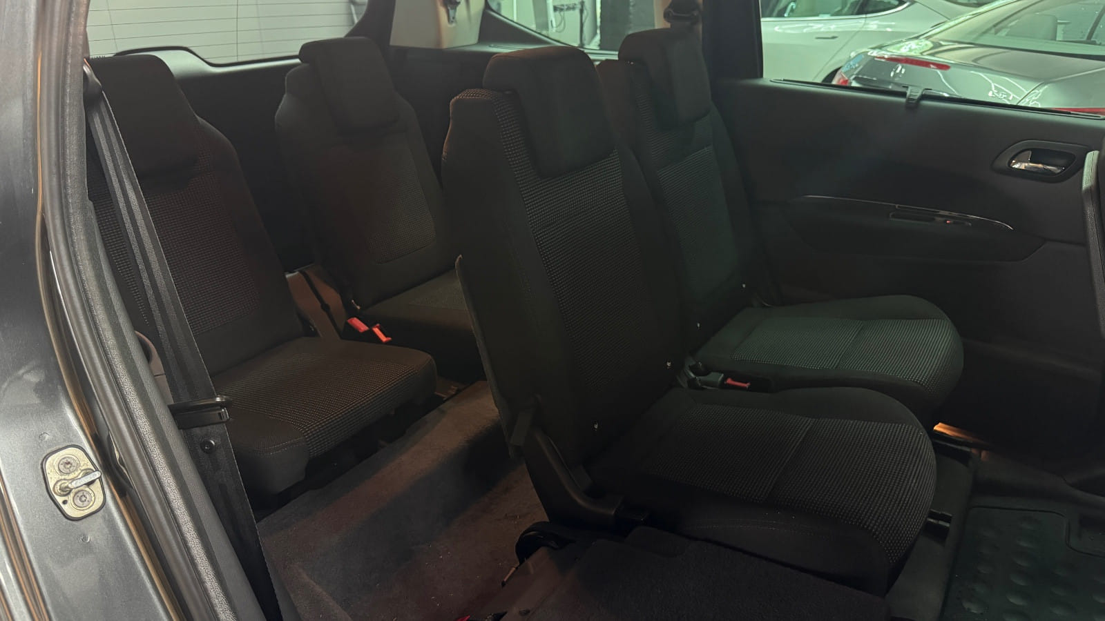 Peugeot 5008 with Baby seat