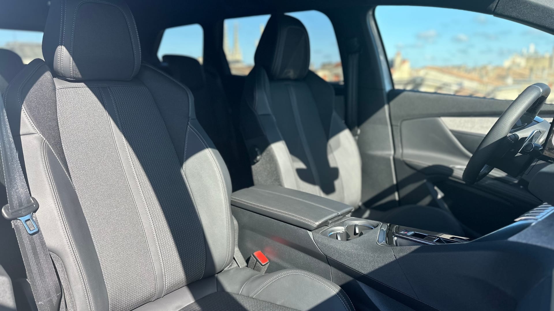 Peugeot 5008 GT 7pl | AUTO | Sièges Chauff. | GARE ST-JEAN (750m) avec Pneus neige