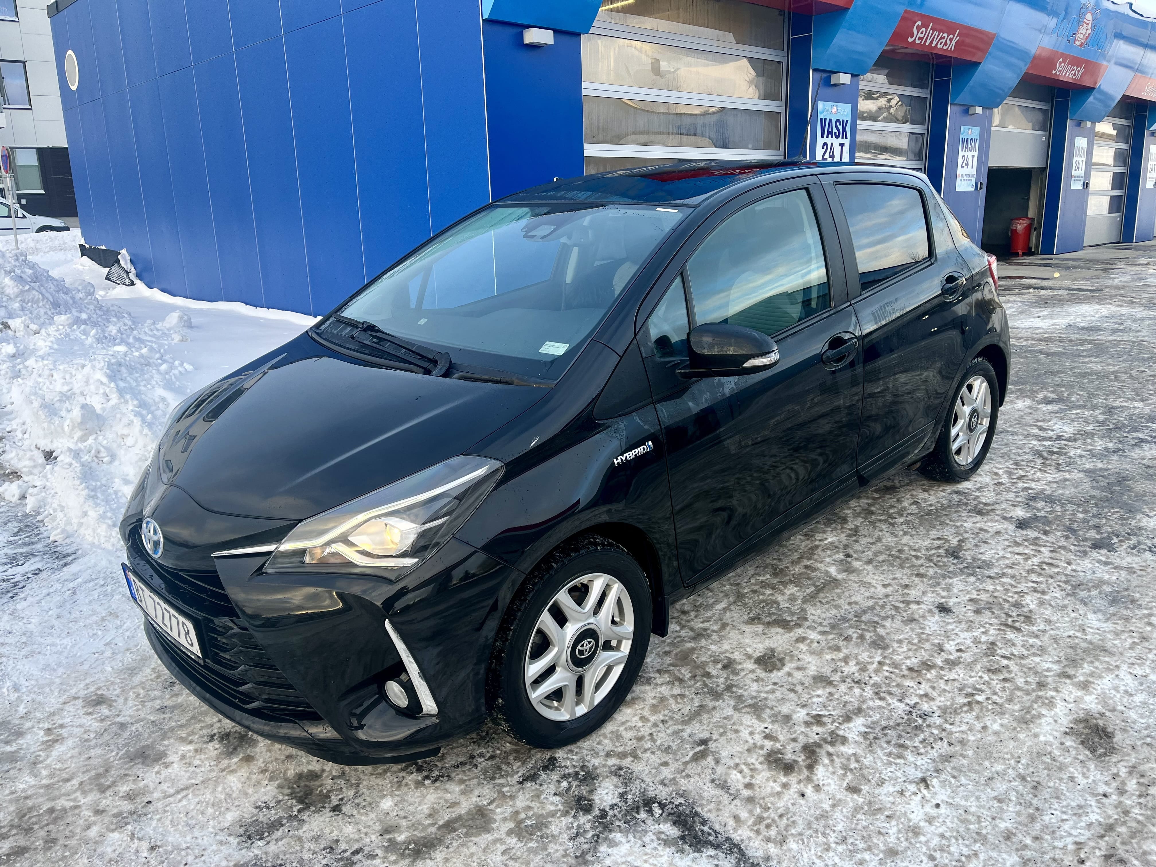 Toyota Yaris Hybrid Bensin med Vinterdekk