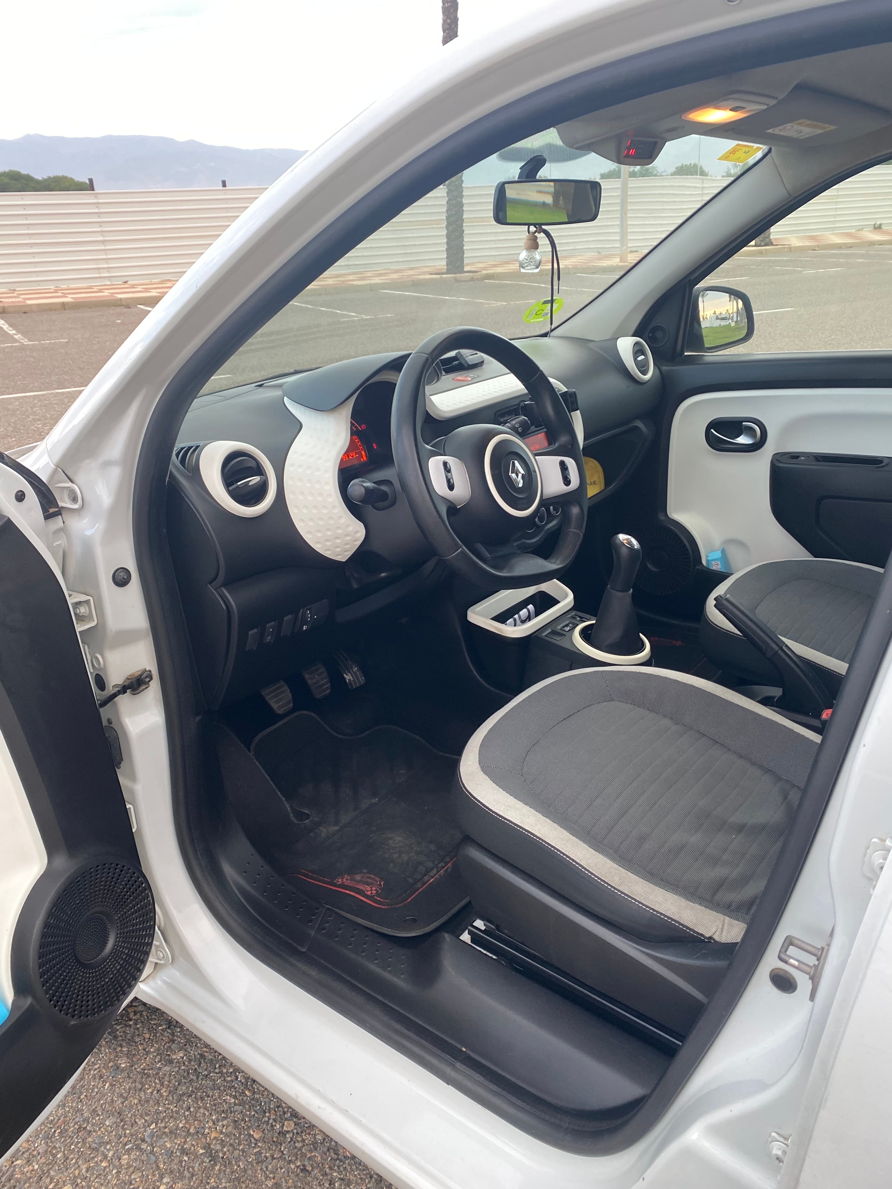 Renault Twingo MK3  1000 c.c. con Entrada de Audio/iPod