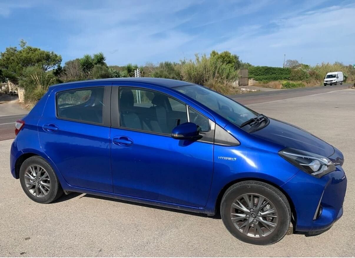 Toyota Yaris Híbrido con Aire acondicionado