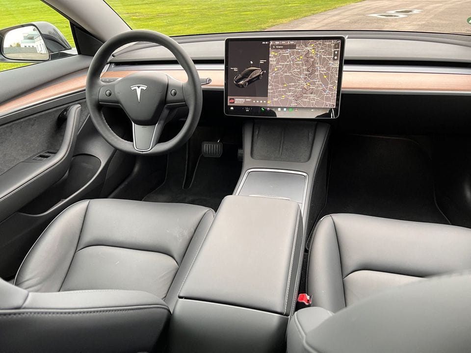 Tesla Model 3 Standard Range Plus mit Navigationsgerät