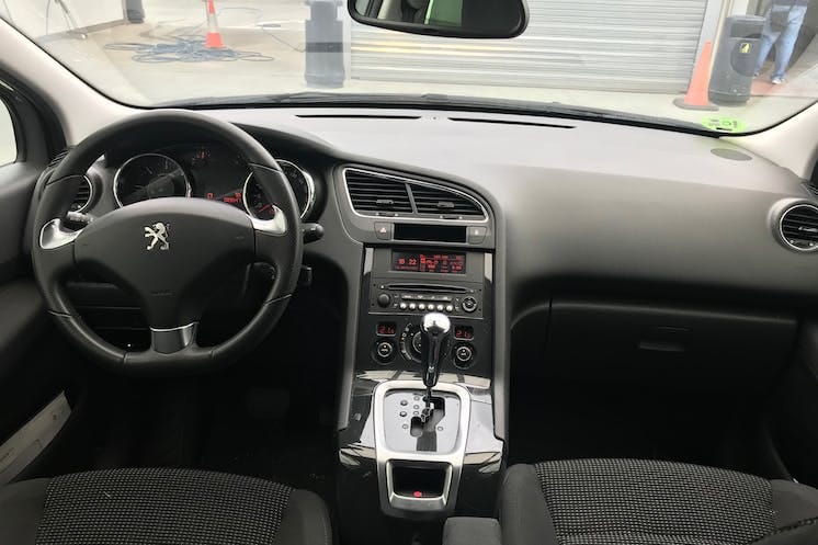 Peugeot 5008 con Silla infantil