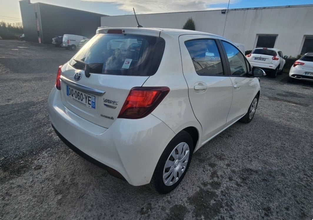 Toyota Yaris Hatchback con Silla infantil